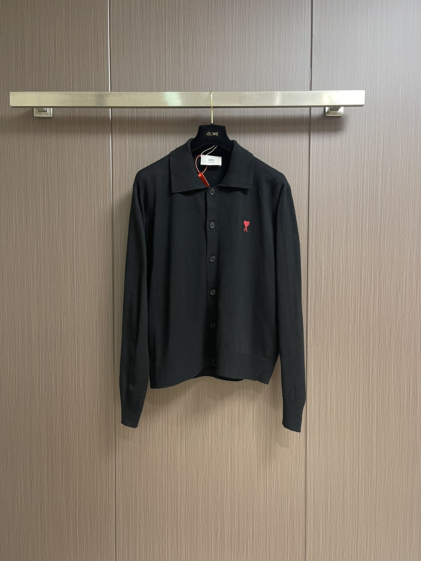 NO:473293,Ami Paris Love embroidery knitted cardigan, fixed-wool, soft and fine, comfortable skin, with deep black as the main color, a touch of bright red love on the chest adds a touch of agility and playful brand recognition. The arrangement and layout of the buttons form a vertical extension visually, making the wearer's posture more upright and slender. It is the ultimate simplification of color, and it conveys the love and persistence for life. Encountering the extremely simple and versatile king, using imported machine embroidery technology, using advanced computer control systems and precise mechanical components to realize Ami Love embroidery operation, high precision, smooth and delicate lines, soft and deodorized washing water and deodorization process for laundry washing and deodorization.  Improve the feel and appearance of clothes. Size S-XL, alexander wang19860909Ami Paris 爱心刺绣针织开衫,定织奢柔极细美丽诺羊毛 柔软细腻 舒适贴肤 以深邃的黑色为主色调 胸前一抹鲜红爱心跃然其上增添了一丝灵动与俏皮品牌辨识度十足 纽扣的排列与版型对称美感,在视觉上形成一种纵向的延伸感 让穿着者身姿更挺拔修长 是色彩的极致简化 更是传递出对生活的热爱与执着 邂逅极致简约 当之无愧的百搭王者,采用进口机刺绣工艺 使用先进的计算机控制系统和精密的机械部件 实现Ami爱心刺绣作业 精度高 线条流畅而细腻,成衣洗水加软去味工艺 通过专业的洗涤设备和特定的洗涤剂 对衣物进行深度清洁和去味处理 改善衣物的手感和外观.尺码S-XL,,alexander wang,Men's clothing