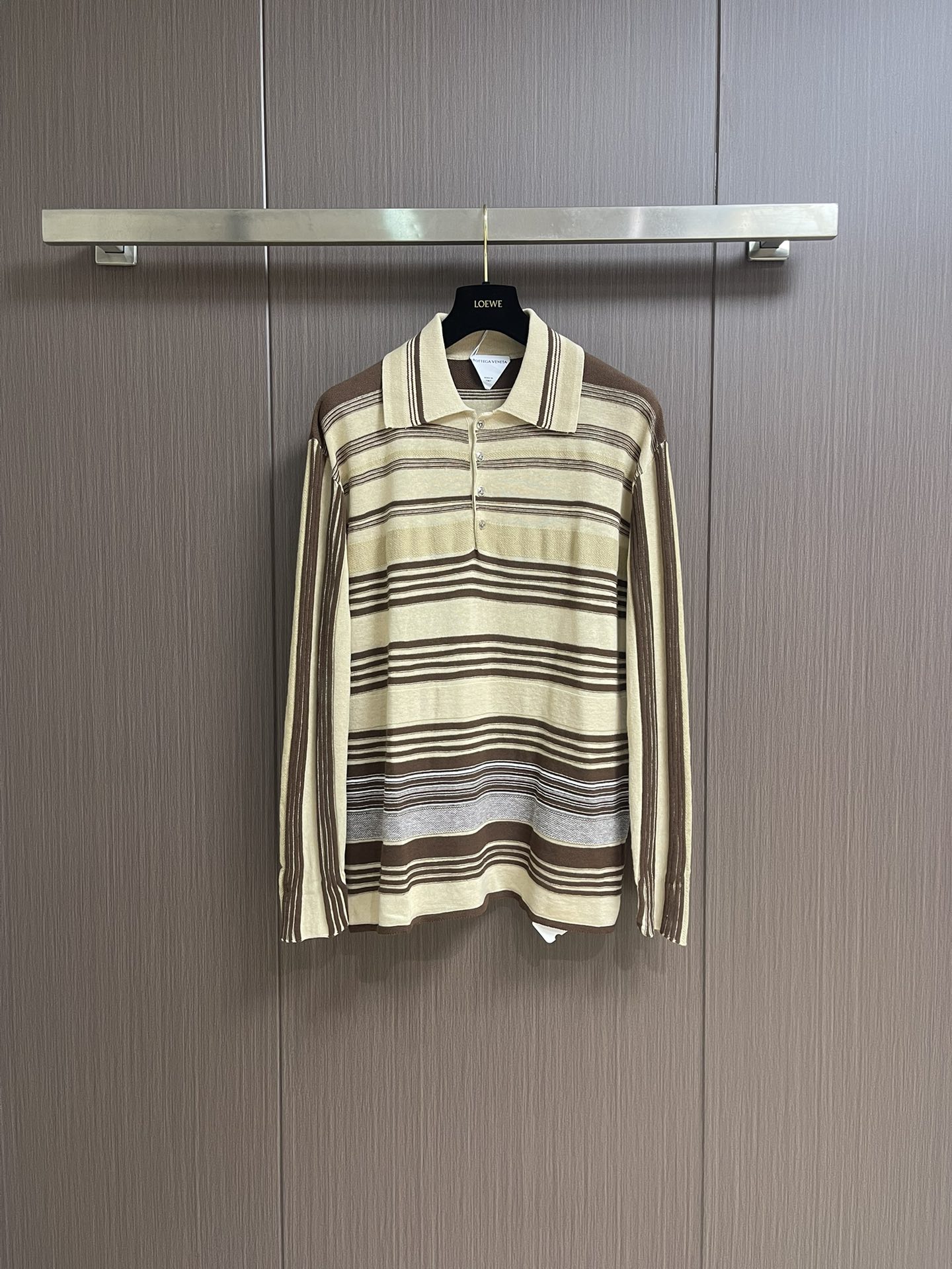 NO:473399,BV Bottega Veneta linen three-color striped knitted sweater POLO is carefully woven with high-quality linen and cotton blended yarn. The three colors are exclusively branded to make sure the color is exactly the same as the original. The fabric is made of natural linen, which has the characteristics of lightness and breathability, and is comfortable and not stuffy. The brand's ingenious craftsmanship can be seen in the details, and the lacquered three-eye real horn buttons are specially customized. Each one is hand-sewn by a craftsman. The clever embellishment of Merlot red adds a high-end texture to the overall design and complements the striped elements. The whole sweater is exquisitely crafted, and from the selection of yarn to the dyeing process is strictly controlled to ensure that the Bottega is presented.  Veneta's signature exquisite aesthetics. The striped patterns are arranged neatly and evenly, and the knitting density is just right, which not only ensures the crispness of the style, but also retains the unique natural drooping of the linen fabric. Size S-M-L, bottega veneta, bottega veneta, sweaters, alexander wang19860909BV Bottega Veneta 亚麻三色条纹针织毛衣POLO,采用优质亚麻棉混纺纱线精心织就,三种色调均为品牌专属定织定染工艺,确保色彩与原版完全一致.面料选用天然亚麻材质,具有轻薄透气的特性,穿着舒适不闷热.细节处可见品牌匠心工艺,特别定制漆面三眼真牛角纽扣,每一颗都由工匠手工缝制完成.梅洛红的巧妙点缀为整体设计增添高级质感,与条纹元素相得益彰.整件毛衣做工考究,从纱线选择到染色工艺都严格把控,确保呈现Bottega Veneta标志性的精致美学.条纹图案排列整齐均匀,针织密度恰到好处,既保证了版型的挺括感,又保留了亚麻面料特有的自然垂坠感.尺码S-M-L,,bottega veneta,bottega veneta,sweaters,alexander wang,Men's clothing