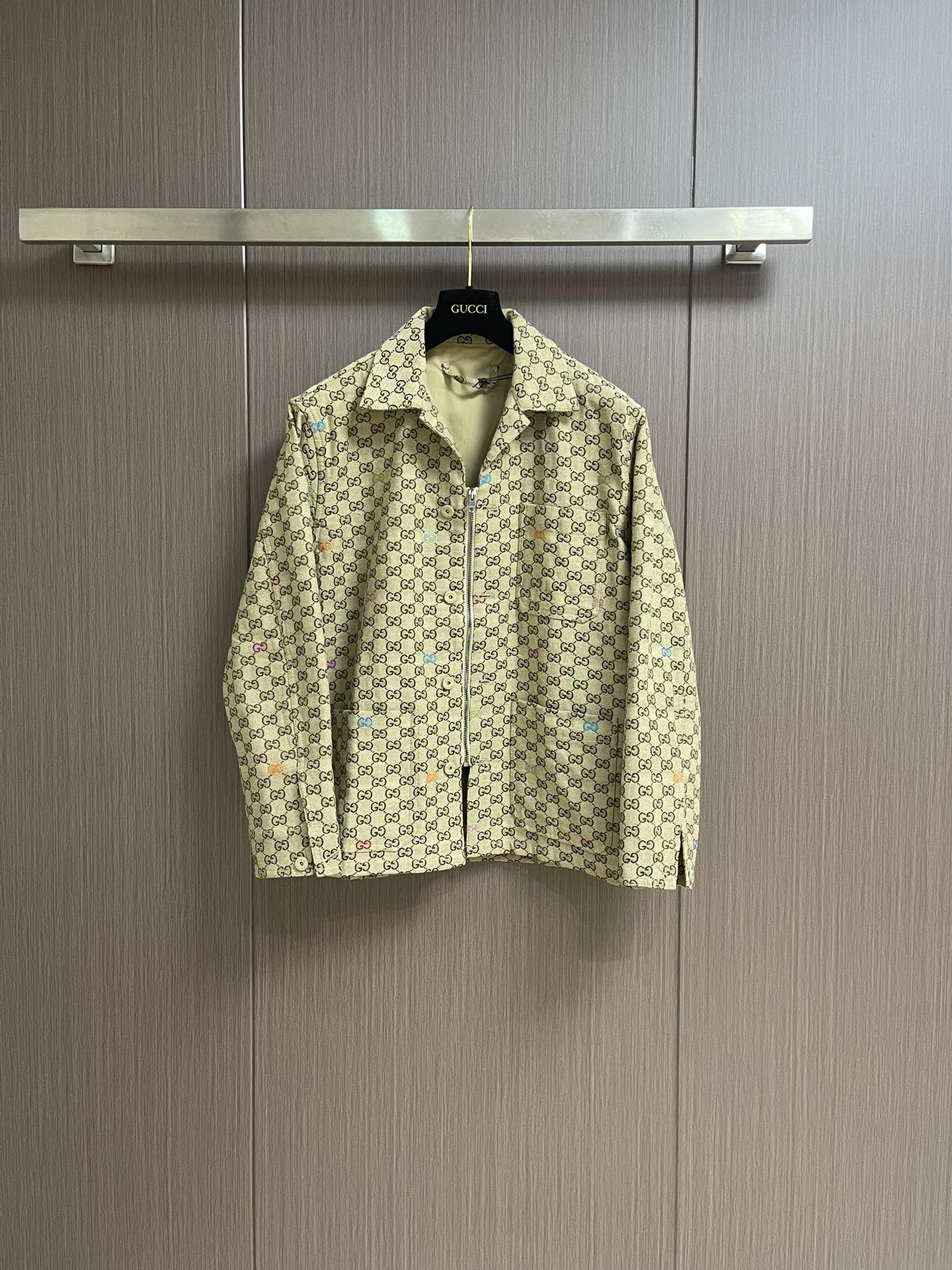 NO:473307,GUCCI 2025SS multi-color GG canvas jacket, the early autumn series combines exquisite texture, exquisite patterns and charming colors, making the daily wardrobe charming. This shorts are made of camel and dark brown, GG canvas, embellished with the whole body GG shredded to fully express the unique charm. Size 46-52, gucci, shorts, jackets & coats, alexander wang19860909GUCCI 2025SS多色GG帆布外套,早秋系列融汇考究质感、精美图案和迷人色彩,令日常衣橱实现魅力进阶.这款短裤以驼色和深棕色,GG帆布打造,缀饰通体GG切丝,尽释别致风韵.尺码46-52,,gucci,shorts,jackets & coats,alexander wang,Men's clothing