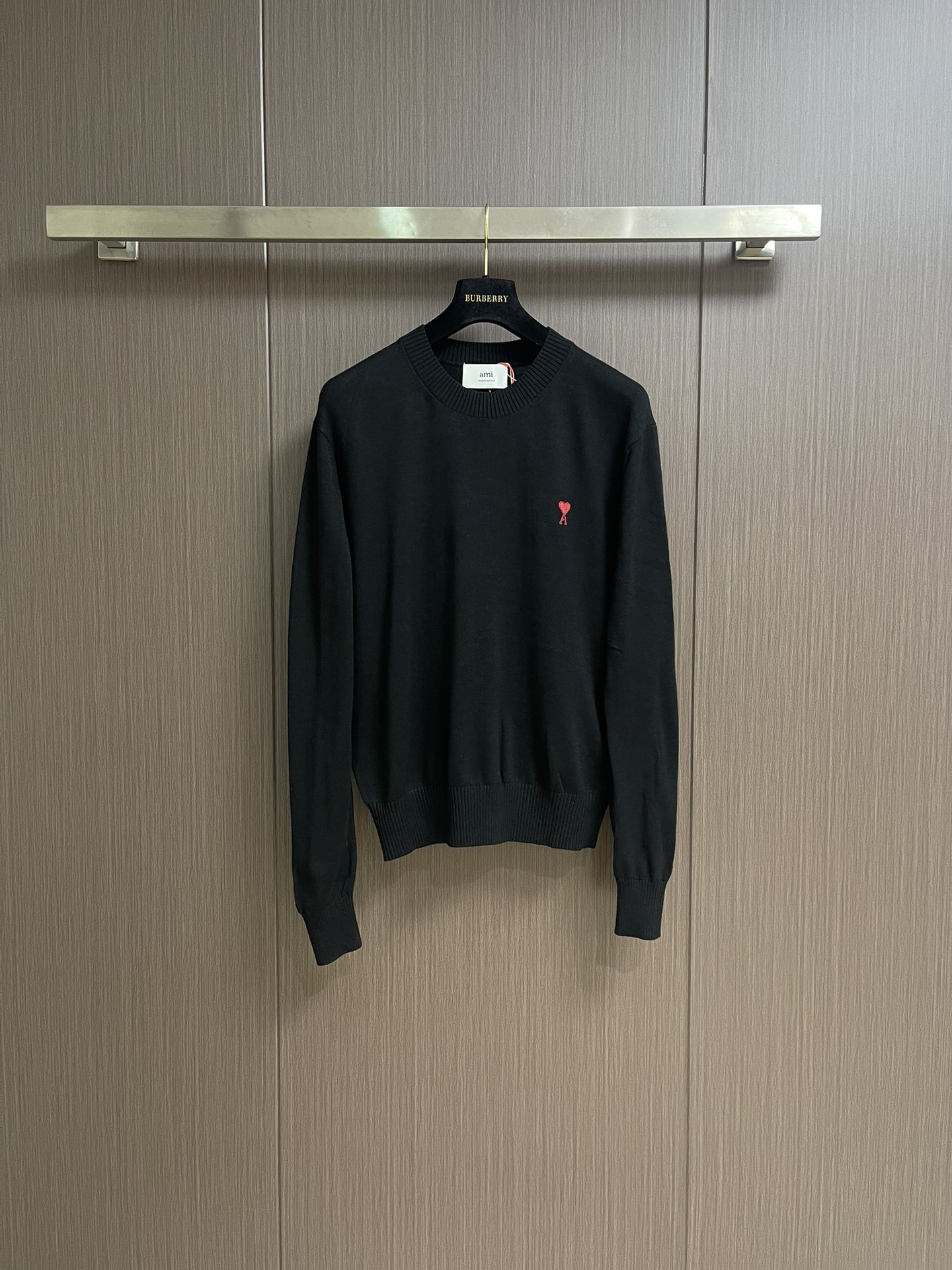 NO:473298,Ami Paris Love embroidery sweater, fixed knitted luxury soft and fine wool soft and delicate, comfortable skin, with deep black as the main color, a touch of bright red love on the chest, adding a touch of agility and playfulness, full of brand recognition, it is the ultimate simplification of color, and it conveys the love and persistence for life, encountering the ultimate simplicity and versatility, the well-deserved versatile king, using imported machine embroidery technology, using advanced computer control systems and precision mechanical components to realize Ami Love embroidery operation, high precision, smooth and delicate lines, soft and deodorized process for laundry washing water and soft deodorization through professional washing equipment and specific detergents, deep cleaning and deodorization treatment of clothes to improve the feel and appearance of clothes. Size S-XL,,alexander wang19860909Ami Paris 爱心刺绣针织衫,定织奢柔极细美丽诺羊毛 柔软细腻 舒适贴肤 以深邃的黑色为主色调 胸前一抹鲜红爱心跃然其上 增添了一丝灵动与俏皮 品牌辨识度十足 是色彩的极致简化 更是传递出对生活的热爱与执着 邂逅极致简约 当之无愧的百搭王者,采用进口机刺绣工艺 使用先进的计算机控制系统和精密的机械部件 实现Ami爱心刺绣作业 精度高 线条流畅而细腻,成衣洗水加软去味工艺 通过专业的洗涤设备和特定的洗涤剂 对衣物进行深度清洁和去味处理 改善衣物的手感和外观.尺码S-XL,,alexander wang,Men's clothing