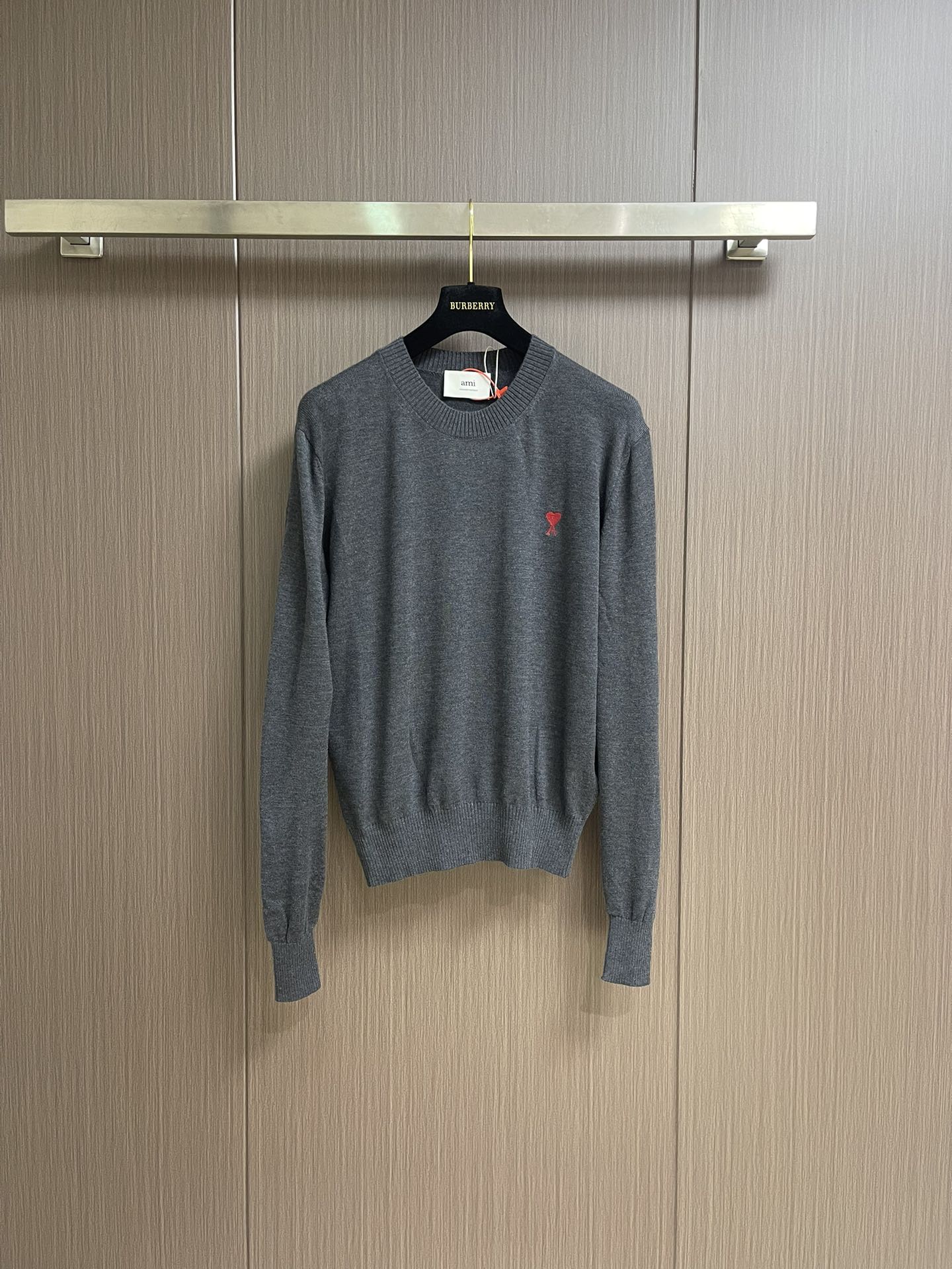 NO:502698,Ami Paris Love embroidery sweater, fixed knitted luxury soft and fine wool soft and delicate, comfortable skin, with deep black as the main color, a touch of bright red love on the chest, adding a touch of agility and playfulness, full of brand recognition, the ultimate simplification of color, and conveying the love and persistence of life, encountering the ultimate simplicity, the undeserved versatile king, using imported machine embroidery technology, using advanced computer control systems and precision mechanical components to realize Ami Love embroidery operation, high precision, smooth and delicate lines, soft and deodorized process for laundry washing water and soft deodorization through professional washing equipment and specific detergents, deep cleaning and deodorization treatment of clothes to improve the feel and appearance of clothes. Size S-XL,,alexander wang19860909Ami Paris 爱心刺绣针织衫,定织奢柔极细美丽诺羊毛 柔软细腻 舒适贴肤 以深邃的黑色为主色调 胸前一抹鲜红爱心跃然其上 增添了一丝灵动与俏皮 品牌辨识度十足 是色彩的极致简化 更是传递出对生活的热爱与执着 邂逅极致简约 当之无愧的百搭王者,采用进口机刺绣工艺 使用先进的计算机控制系统和精密的机械部件 实现Ami爱心刺绣作业 精度高 线条流畅而细腻,成衣洗水加软去味工艺 通过专业的洗涤设备和特定的洗涤剂 对衣物进行深度清洁和去味处理 改善衣物的手感和外观.尺码S-XL,,alexander wang,Men's clothing