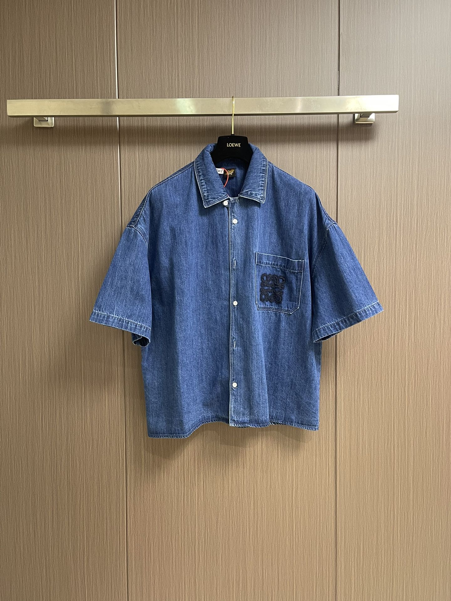 NO:473429,Loewe 2025SS early autumn new short-sleeved denim jacket, customized cloud-like water-like cotton denim silk, delicate touch, comfortable skin-fitting, classic denim blue as the main tone, flexible and profound colors, and Loewe Anagram exquisite embroidery on the patch pocket on the chest is the finishing touch. It is a symbol of the brand spirit, with a retro charm, casual wine removal, denim style, encountering exquisite embroidery aesthetics, writing belongs to a unique blue fashion legend, using imported machine water-soluble embroidery process, using water-soluble materials as the substrate, after completing the embroidery, the water-soluble materials are dissolved and removed by washing, presenting a plush texture at the edges. Loewe Anagram pattern is used, and the sand-frying hand rub technology is used to treat it on the sand-frying machine, which causes natural fading and wear on the surface of the denim material  Then, use special tools to physically damage the surface by hand, maintaining the original texture and details, and increasing its uniqueness, stir-frying snowballs, stir-frying salt, special corresponding solvent, add a certain amount of dye, soak the denim material and absorb the solvent, then rub it and dry it, so that it further fades and oxidizes. Size 38-39-40-41 S-XL,,loewe, jackets & coats,T-shirt,alexander wang19860909Loewe 2025SS早秋新款短袖牛仔外套,定制云感水韵棉质丹宁绸 触感细腻 舒适贴肤 以经典牛仔蓝为主基调 灵动而富有深意的色彩 而胸前贴袋上的Loewe Anagram精巧刺绣为点睛之笔 是品牌精神的象征纹理间透着复古的韵味 随性酒脱 牛仔风华 邂逅精致刺绣美学 书写属于独有的蓝色时尚传奇,采用进口机水溶刺绣工艺 使用水溶性材料作为衬底的刺绣工艺 在完成刺绣后 通过水洗的方式将水溶性材料溶解去除 呈现边缘有毛绒质感Loewe Anagram图案,采用炒沙手擦技术 通过在炒沙机上进行处理 使牛仔料表面产生自然的褪色和磨损 再纯手工使用特制工具对表面进行物理损伤 保持原始质感和细节而又增加了其独特性,炒雪球 炒盐 特制对应的溶 加入一定量的染色剂 将牛仔料浸泡其中吸收溶剂再进行搓洗后晾干 使其进一步褪色和氧化.尺码38-39-40-41 S-XL,,loewe,jackets & coats,T-shirt,alexander wang,Men's clothing