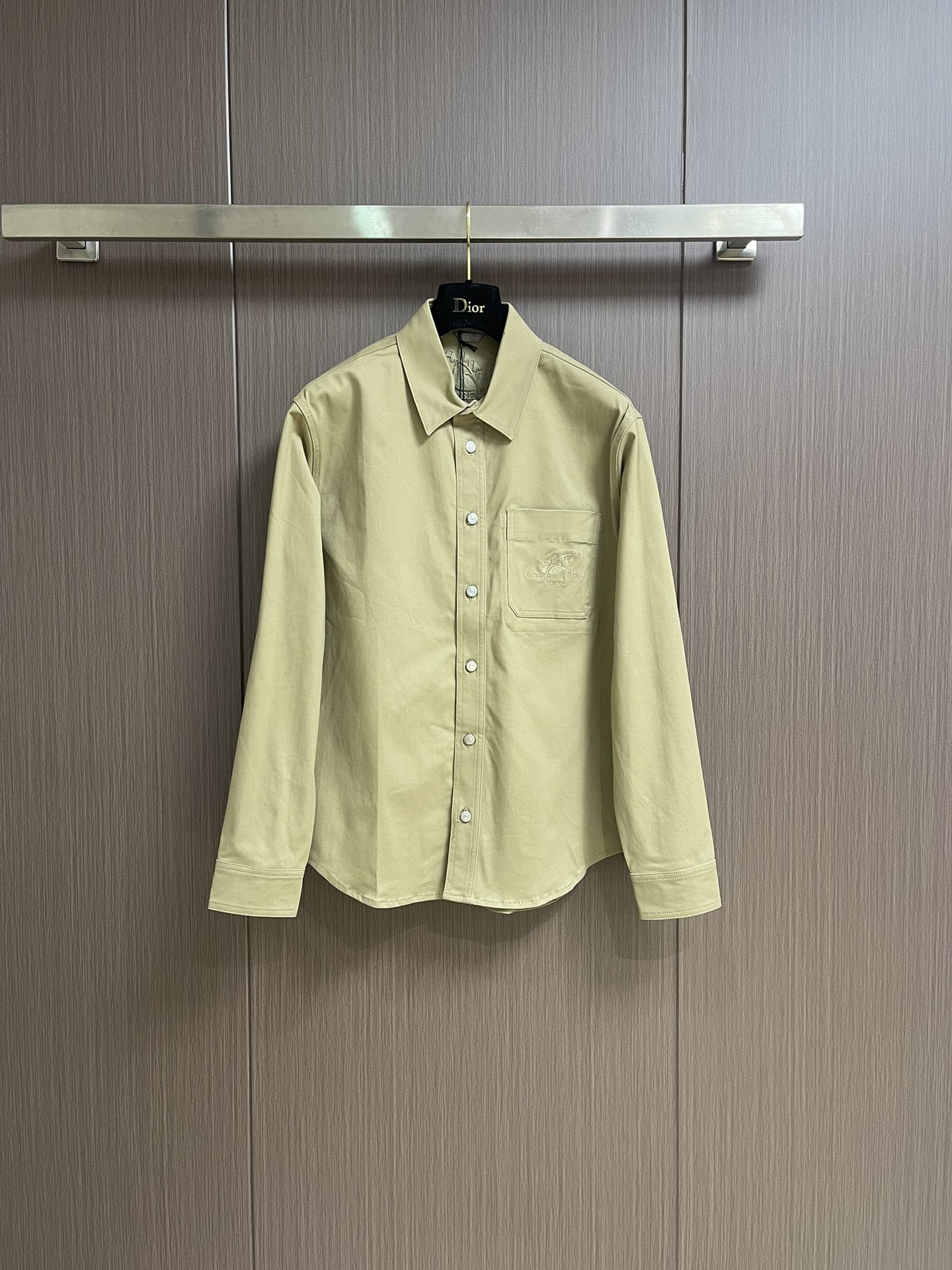 NO:473435,Dior's new classic twill cotton jacket with classic design, simple without losing elegance. The lapel design, paired with a buttoned placket, shows the ability and calmness of a man. The long-sleeved design provides you with just the right warmth in a cooler weather. The embroidered design on the chest and back is the finishing touch of this model. The exquisite floral pattern and 'Christian'  Di**' embroidery, low-key and luxurious, highlighting the unique charm and excellent quality of the brand. It is made of cotton, soft and skin-friendly and has good breathability. While maintaining a comfortable wearing experience, the fabric is crisp and not easy to deform, and can maintain the beauty and texture of the clothes for a long time. The buttons are exclusive to the brand, with full texture and the details show ingenuity. The button design on the cuffs can be freely adjusted according to personal preferences and wear needs, increasing the practicality and convenience of wearing. Size 36-38-40-42 S-XL,,dior,jackets & coats,jackets & coats,alexander wang19860909Dior 早秋新款经典斜纹棉夹克外套,经典的式设计,简约而不失优雅.翻领设计,搭配纽扣门襟,展现出男士的干练与沉稳.长袖设计,在微凉的天气中为你提供恰到好处的温暖.胸前和后背的刺绣设计,是这款的点睛之笔.精致的花卉图案与'Christian Di**'字样刺绣,低调而奢华,彰显品牌的独特魅力与卓越品质.采用棉材质,柔软亲肤,透气性佳.在保持舒适穿着体验的同时,面料挺括,不易变形,能长久保持衣物的美观与质感.纽扣采用品牌专属标识,质感十足,细节之处尽显匠心.袖口的纽扣设计,可根据个人喜好和穿着需求自由调节,增加了穿着的实用性与便利性.尺码36-38-40-42 S-XL,,dior,jackets & coats,jackets & coats,alexander wang,Men's clothing