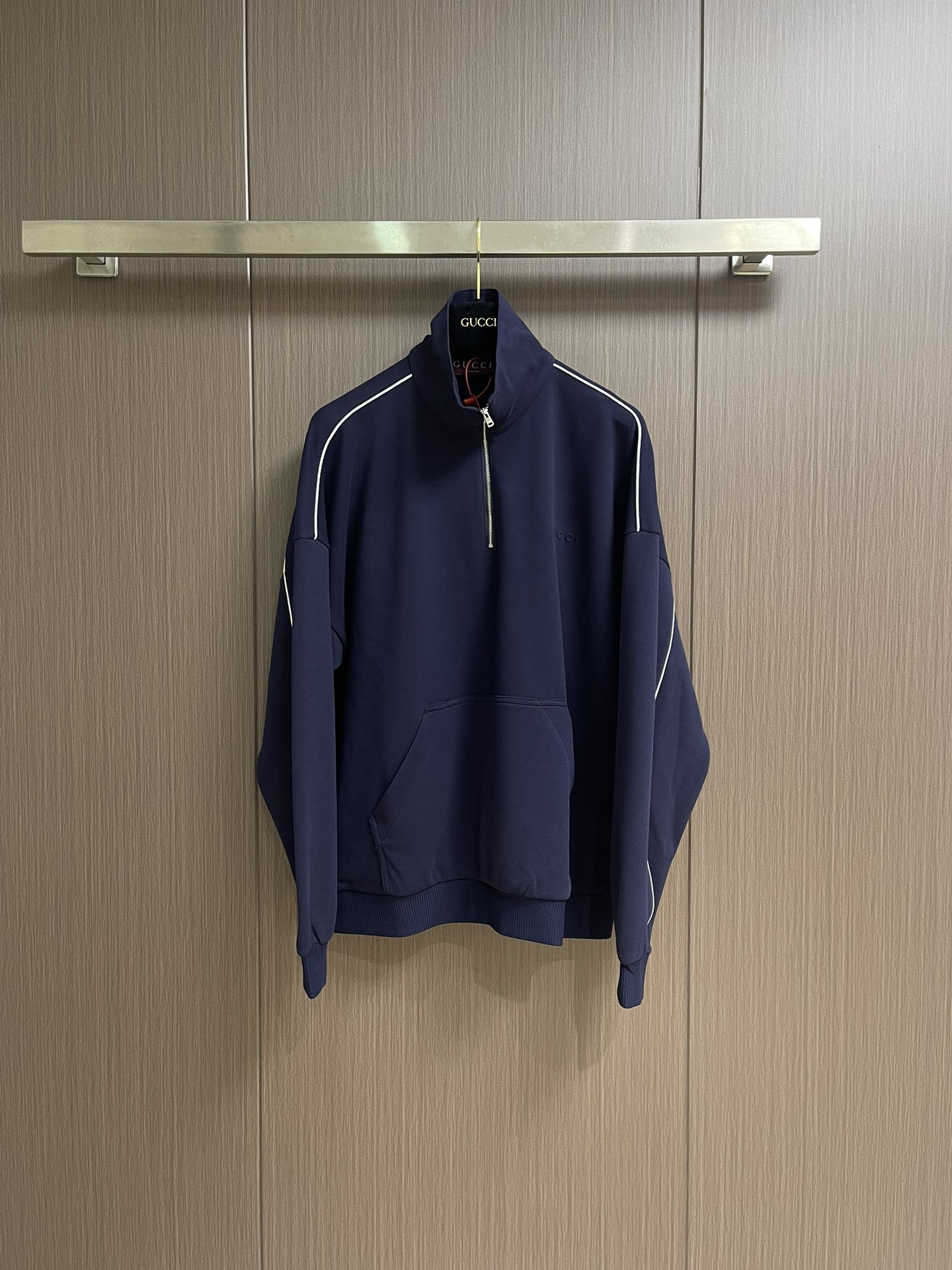 NO:473393,Tops, trousers, Gucci embossed logo zipper sweatshirt and trousers suit, custom-made dyed navy blue luxury soft velvet jersey knitted fabric, soft and soft, comfortable skin, with deep navy as the tone, calm and atmospheric, the iconic Gucci logo is delicate and low-key and powerful, the carefully outlined white lace piping is the finishing touch, achieving perfect visual balance in harmony, the design of the semi-high neck zipper, simple and neat, the elegant set of sets, interpreting the style of luxury, stamp embossing, priority to customize the original GUCCI steel mold, imprinting the shape of the mold to the surface of the material through physical action, plastic deformation of the material surface, high fineness, strong three-dimensionality, trim and master belt piping, priority to cut out white lace strips of original size, optimized treatment, and aligning the piping strips with the edges of the main fabric Sew piping Folding  Form a neat piping effect, ensure firmness, increase beauty, the fabric is washed, the texture is better, not easy to deform, not easy to shrink, not easy to fade, maintain long-term beauty. Size S-XL, gucci, hoodie, sweatshirts, alexander wang19860909上衣 长裤 Gucci 压纹标识拉链卫衣卫裤套装,定制定染海军蓝奢感柔绒平纹针织布 轻柔绵软 舒适贴肤 以深邃的海军蓝为主基调沉稳而大气 标志性Gucci标识细腻入微低调且有力 精心勾勒的白色镶边滚边为点睛之笔 在和谐中达到完美的视觉平衡 半高领拉链的设计 简洁利落 套装雅集 演绎奢潮风范,钢印压花 优先定制原版GUCCI钢制模具 将模具的形状通过物理作用压印到材料表面 使材料表面发生塑性变形 精细度高 立体感强,镶边子母带滚边 优先裁剪出与原版大小的白色滚边条 进行优处理 并将滚边条与主面料的边缘对齐 缝制滚边 折叠滚边 形成整洁的滚边效果 确保牢固度 增加美观,面料都经过浇洗 手感质感更佳 不易变形 不易缩水 不易褪色 保持长久的美观.尺码S-XL,,gucci,hoodie,sweatshirts,alexander wang,Men's clothing