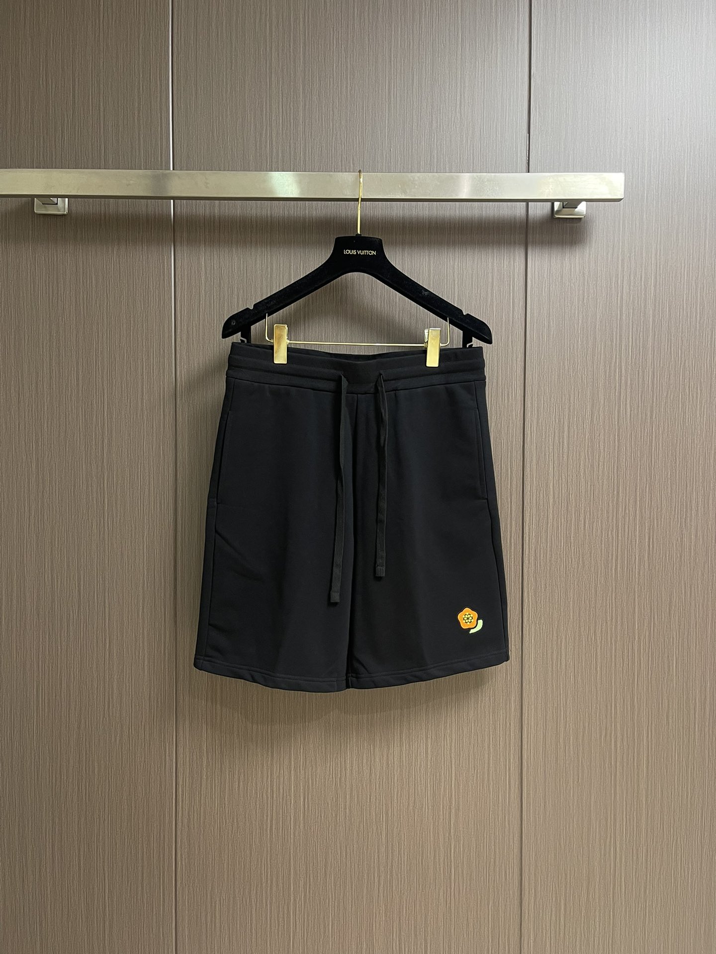 NO:473387,Kenzo 2025ss summer new style, men's shorts, classic straight loose fit, built-in drawstring elastic belt, classic brand floral seal logo, simple and versatile style at the front and back; unselected tailoring, whoever looks good on the upper body; super good looking S-XL, shorts, alexander wang19860909Kenzo 2025ss夏季新款 男士章仔短裤,经典直筒宽松版型,内置抽绳松紧腰带,裤边经典品牌花卉章仔标识,前后简约的百搭造型；不挑人的剪裁 谁上身谁好看的款式；超级好看 尺码S-XL,,shorts,alexander wang,Men's clothing