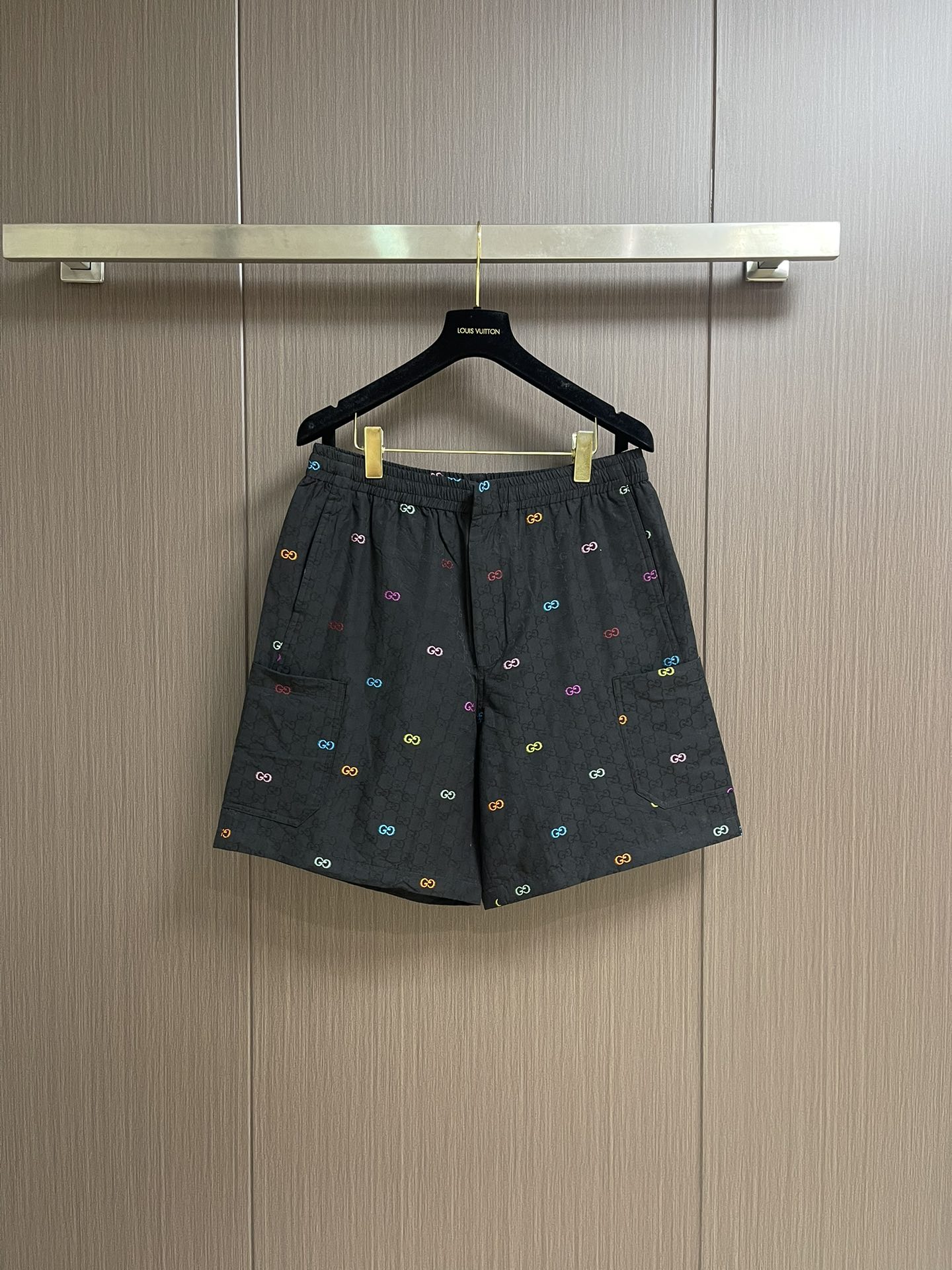 NO:473411,GUCCI 2025SS multi-color GG canvas shorts, the early autumn series combines exquisite texture, exquisite patterns and charming colors, making the daily wardrobe charming. This shorts are made of GG canvas, embellished with all the GG shredded, revealing the unique charm. Size S-XL, gucci, shorts, alexander wang19860909GUCCI 2025SS多色GG帆布短裤,早秋系列融汇考究质感、精美图案和迷人色彩,令日常衣橱实现魅力进阶.这款短裤以GG帆布打造,缀饰通体GG切丝,尽释别致风韵.尺码S-XL,,gucci,shorts,alexander wang,Men's clothing