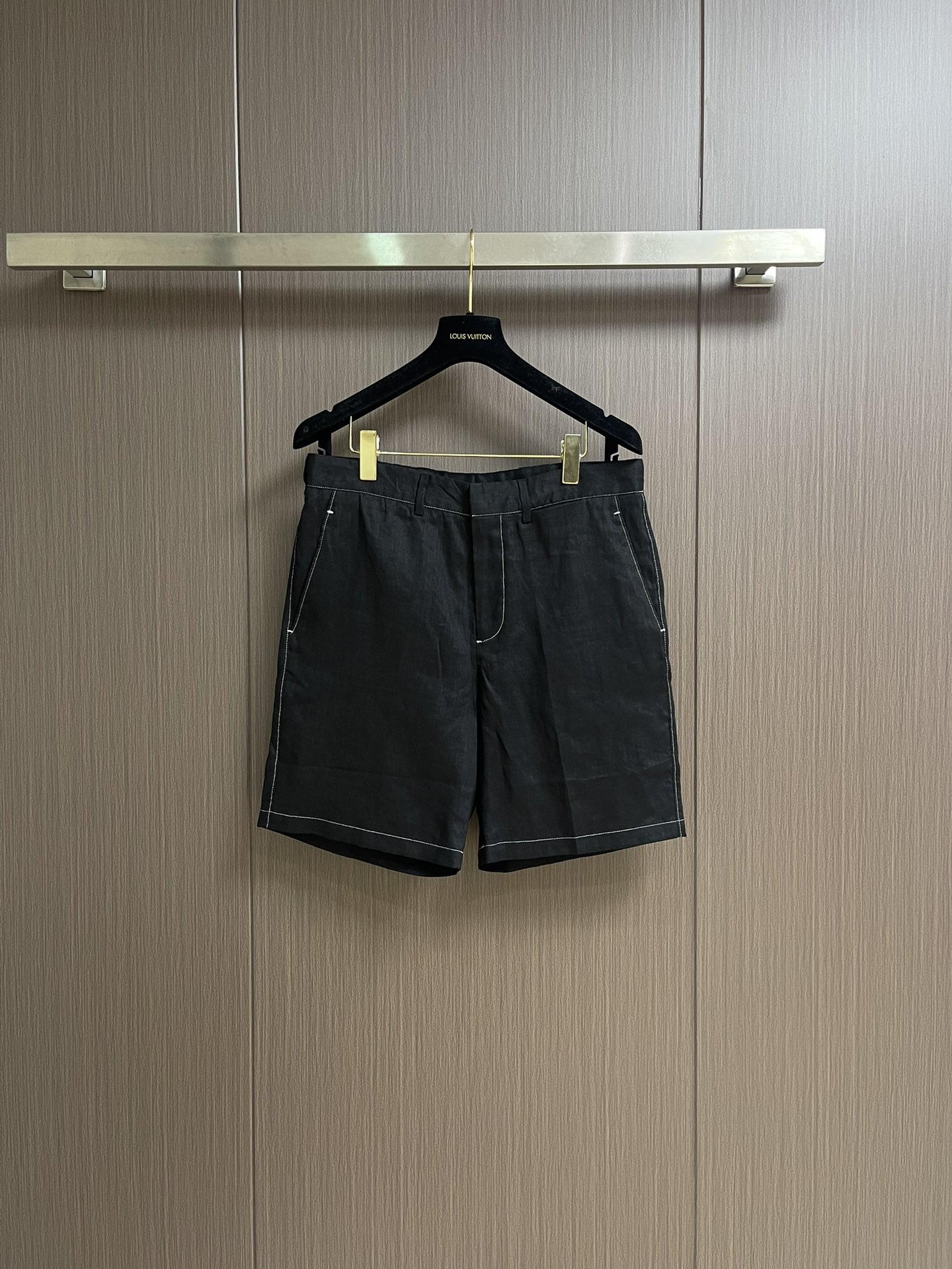 NO:473296,Prada contrasting bright line triangular tooling shorts, fixed woven 10*10 high-density twill reactive black linen fabric, bright line triangular logo embellishment, matched with Seee bright line triangular edging to add visual atmosphere. The triangle mark adopts infrared positioning, more accurate positioning, firm and solid. Small template machine (circle drawing machine) positioning the sewing, the fabric is fermented and washed and soft, making the upper body more comfortable. Size S-XL, prada, shorts, alexander wang19860909Prada 撞色明线三角标工装短裤,定织10*10高密斜纹活性黑亚麻面料,明线三角形徽标点缀,搭配Seee 明线镶边,增添视觉氛围感.三角标采用红外线定位,位置更为准确,牢固结实.小型模板机（画圆机）定位车缝,面料都经酵洗加软,上身更为舒适.尺码S-XL,,prada,shorts,alexander wang,Men's clothing