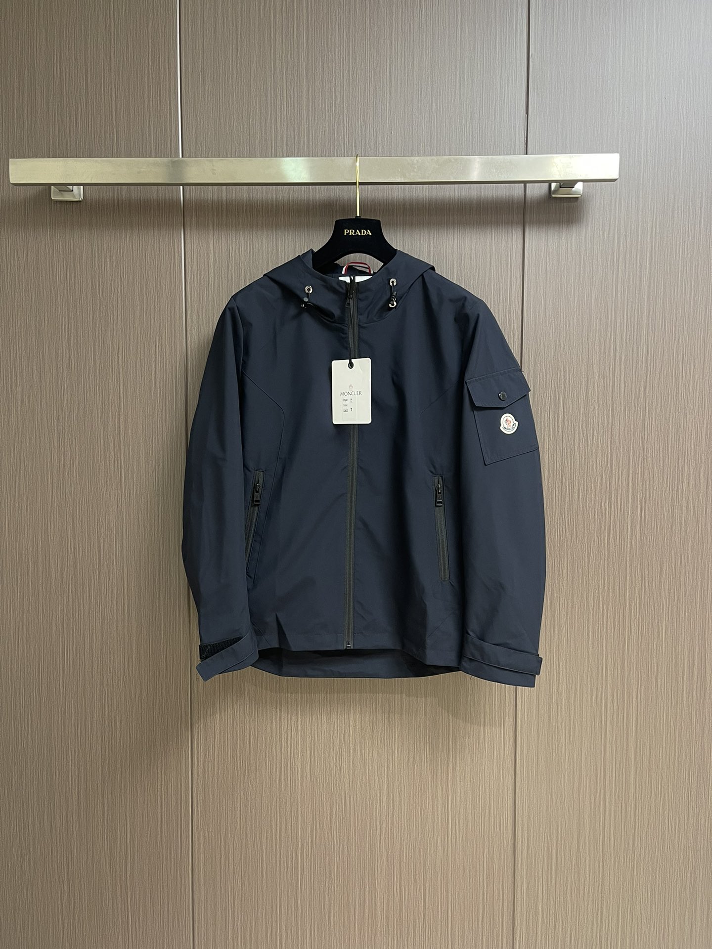 NO:473289,Prada 2025SS early spring new hooded casual jacket jacket, both business and casual!  The fabric is made of polyester fiber windproof and waterproof fabric, with inner polyester fiber lining. The left-hand brand shows the luxury of the brand, exquisite and exquisite craftsmanship, waterproof and breathable, soft and delicate.  And stylish, custom-made hardware, special mold opening customization of slider, very neat wiring, size M-3XL, prada, jackets & coats, jackets & coats, hats, alexander wang19860909Prada 2025SS早春新款连帽休闲夹克外套,商务休闲两不误！面料采用聚酯纤维防风防水面料,内里聚酯纤维内衬,左手品牌彰显品牌奢华,工艺精湛考究,防水透气,柔软细腻．且有型,定做五金,拉头特殊开模定制,做工方面走线,非常工整,尺码M-3XL,,prada,jackets & coats,jackets & coats,hats,alexander wang,Men's clothing