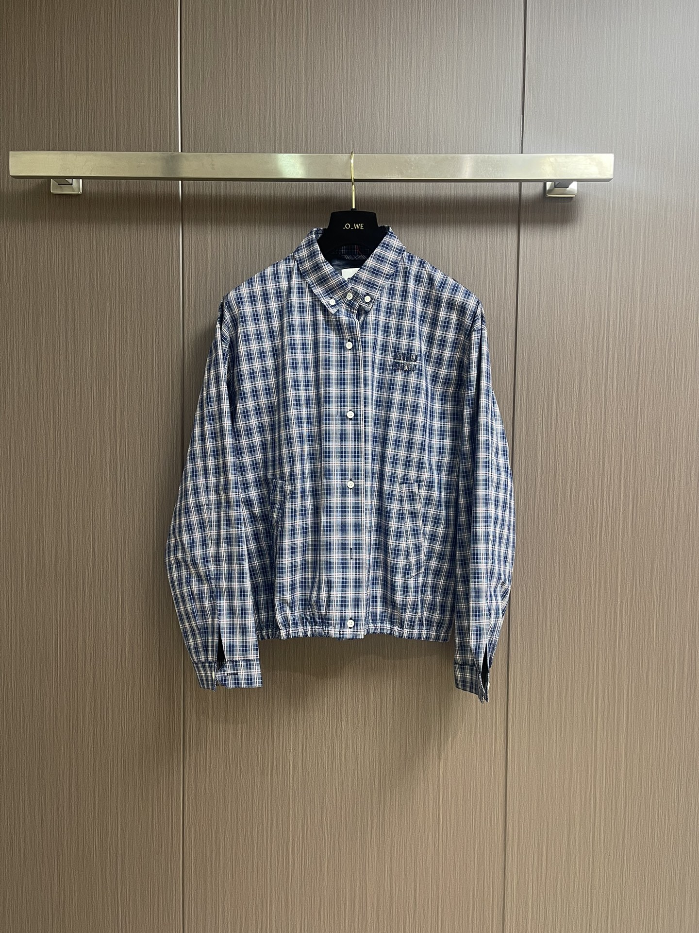 NO:487960,MIUMIU blue plaid jacquard lapel jacket is carefully crafted from all cotton material, with excellent texture, comfortable and soft fabric, skin-friendly and breathable. The chest is embroidered with brand letters and logo embroidery, lapel design is paired with jacket buttons, elastic cuffs, hem, button front closure, can be matched with multiple types of clothing to create a fashionable look, customized accessories, complete three standards, the same style as men and women!  Size 36-38-40-42 S-XL,,miumiu,jackets & coats,jackets & coats,alexander wang19860909MIUMIU 蓝格纹提花翻领外套,采用全棉材质精心制作,质感卓越,面料舒适柔软,亲肤透气,胸口是以品牌字母徽标刺绣点缀,翻领设计搭配夹克纽扣,弹力袖口和下摆、纽扣前襟开合,能与多类型服饰搭配营造时尚造型,定制辅料,三标齐全,男女同款！尺码36-38-40-42 S-XL,,miumiu,jackets & coats,jackets & coats,alexander wang,Men's clothing