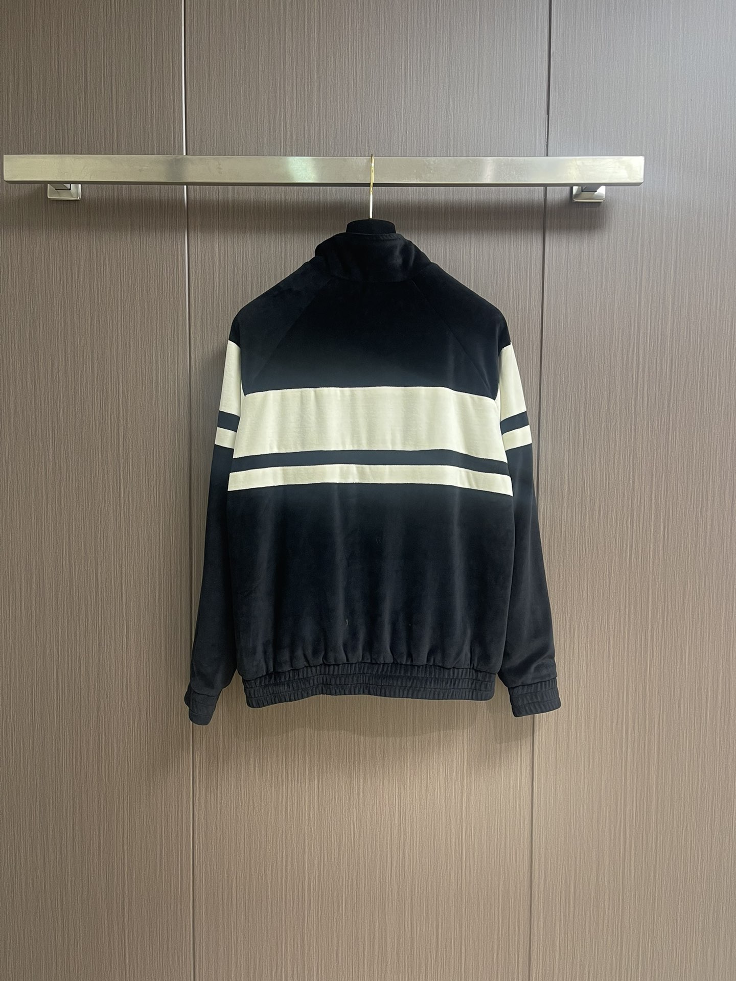 “Customized Embroidered Velvet Jacket by Celine: Black and White Elegance in S-XL Sizes” - 图片 2