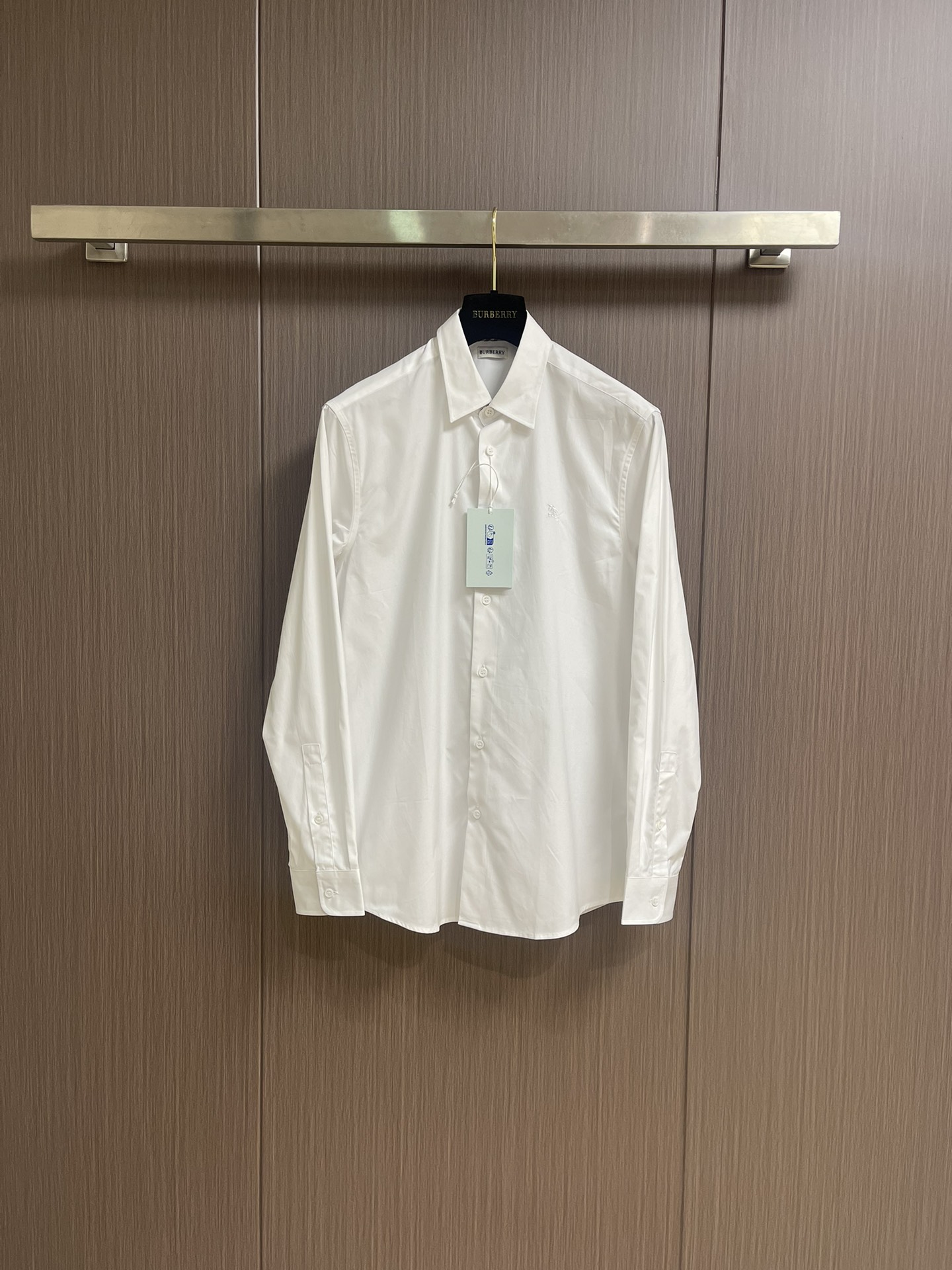 NO:490325,Burberry 25ss new war horse embroidery long-sleeved shirt, made of cotton poplin fabric. It is refined in an Italian workshop, embroidered with equestrian knight logo embroidery in the same color. It presents a slim fit. Size S-XXL, burberry, shirts, alexander wang19860909Burberry 25ss新款战马刺绣标识长袖衬衫,选用棉府绸面料打造.于意大利工坊精制而成,点缀同色系马术骑士徽标刺绣.呈现修身版型.尺码S-XXL,,burberry,shirts,alexander wang,Men's clothing