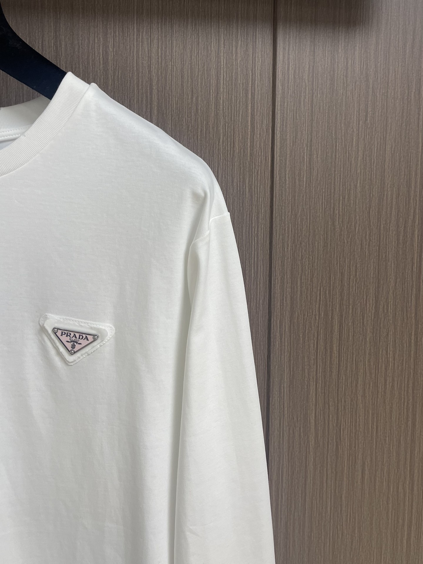 High-Quality Prada Triangular Marker Circle T-Shirts | Soft-Skinned Quality, Clear Letters, Perfect Stitching, Fashionable Styles, Custom Apparel - 图片 4