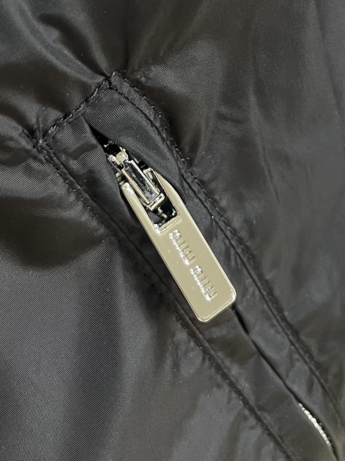 Title: 816MiU MIU Zip Cap Jackets Description Summary: Stylish zip cap jackets by 816MiU MIU in classic black, with visible logo, perfect for casual occasions. - 图片 9