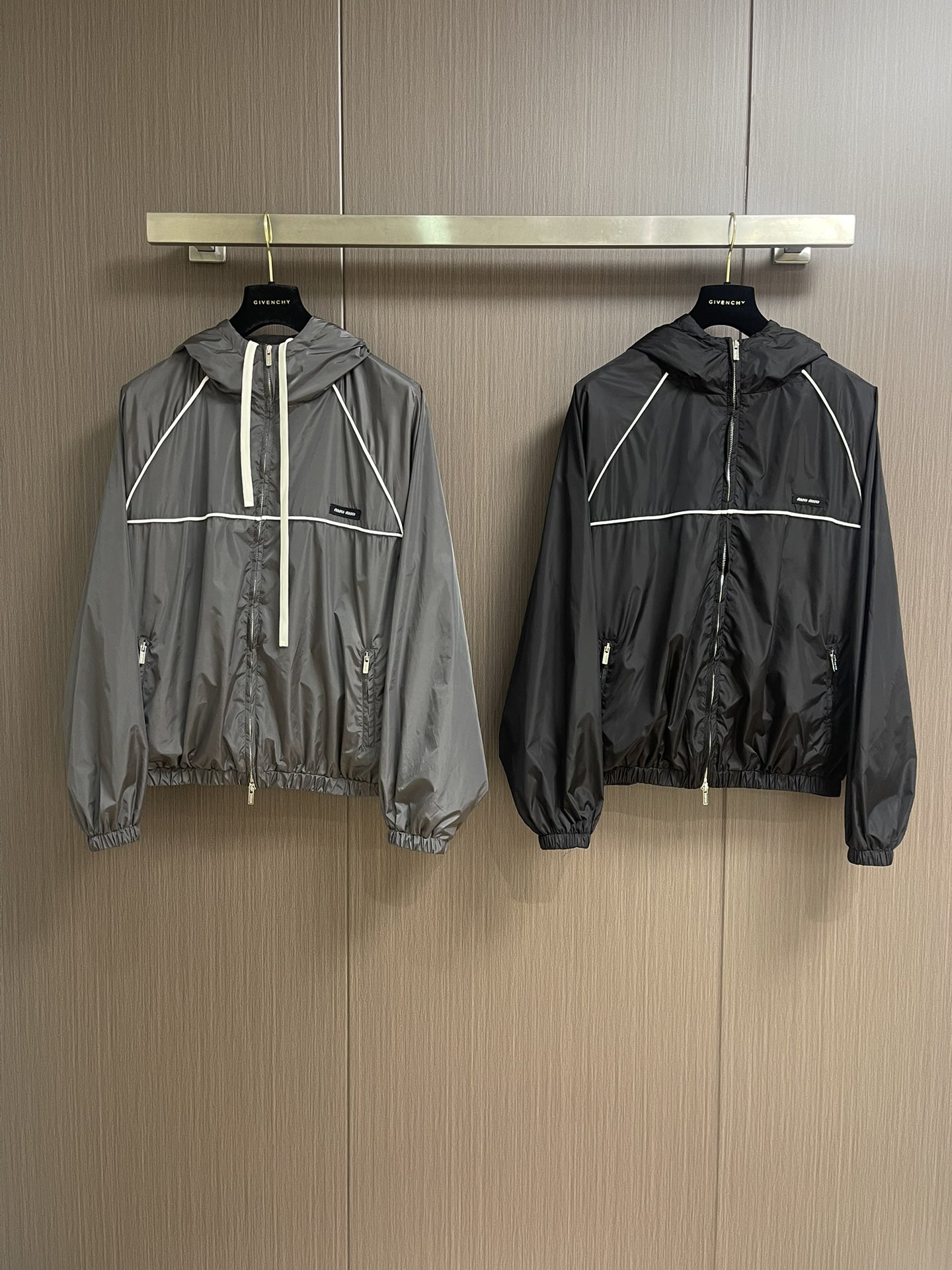 Title: 816MiU MIU Zip Cap Jackets Description Summary: Stylish zip cap jackets by 816MiU MIU in classic black, with visible logo, perfect for casual occasions. - 图片 3