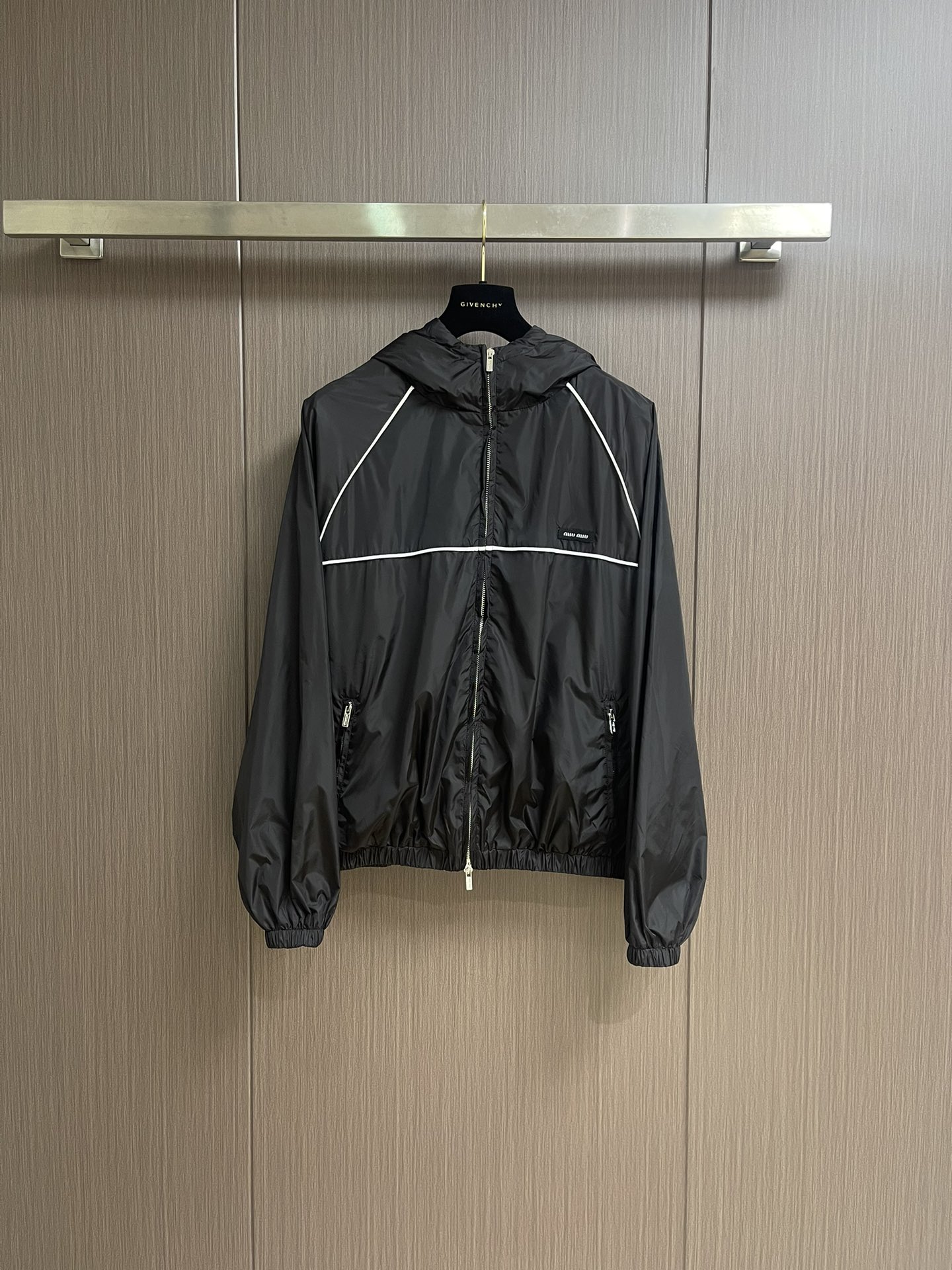 NO:495786,MIU MIU Zipper Hood Jacket, Customized Refrigerated Wi-Fiber Nylon Worn Stylish and Delicate, Comfortable Skin-Fitness, Mainly Classic Black, The ultimate fusion of Deep and Noble, The eye-catching Miumiu logo patches embellish on the chest, showing the brand's consistent exquisiteness and elegance. The hood light dance creates a lazy and casual atmosphere. The carefully outlined white lace plaids serve as the finishing touch to achieve perfect visual balance in harmony. The leader of fashion trends, the overall line is straight and delicate, the fabric is comfortable and soft, and the color is consistent and there is no color difference. It can be matched with the same style to create a fashionable look, control various occasions, customized auxiliary materials, complete three standards, the same style for men and women! Size 36-38-40-42 S-XL,,miumiu,jackets & coats,hats,alexander wang19860909MIU MIU 拉链风帽夹克,定制冷萃智孔纤维尼龙精纺布 轻薄细腻 舒适贴肤 以经典黑为主色调 深達与高贵的极致融合 醒目的miumiu徽标贴饰点缀于胸前 展现出品牌一贯的精致与优雅 风帽轻舞 营造出一种慵懒而随性的氛围 精心勾勒的白色镶边滚边为点睛之笔在和谐中达到完美的视觉平衡 时尚潮流的引领者,整体走线平直细腻,面料舒适柔软,颜色一致无色差 能与同款搭配营造时尚造型,驾驭各种场合,定制辅料,三标齐全,男女同款！尺码36-38-40-42 S-XL,,miumiu,jackets & coats,hats,alexander wang,Men's clothing