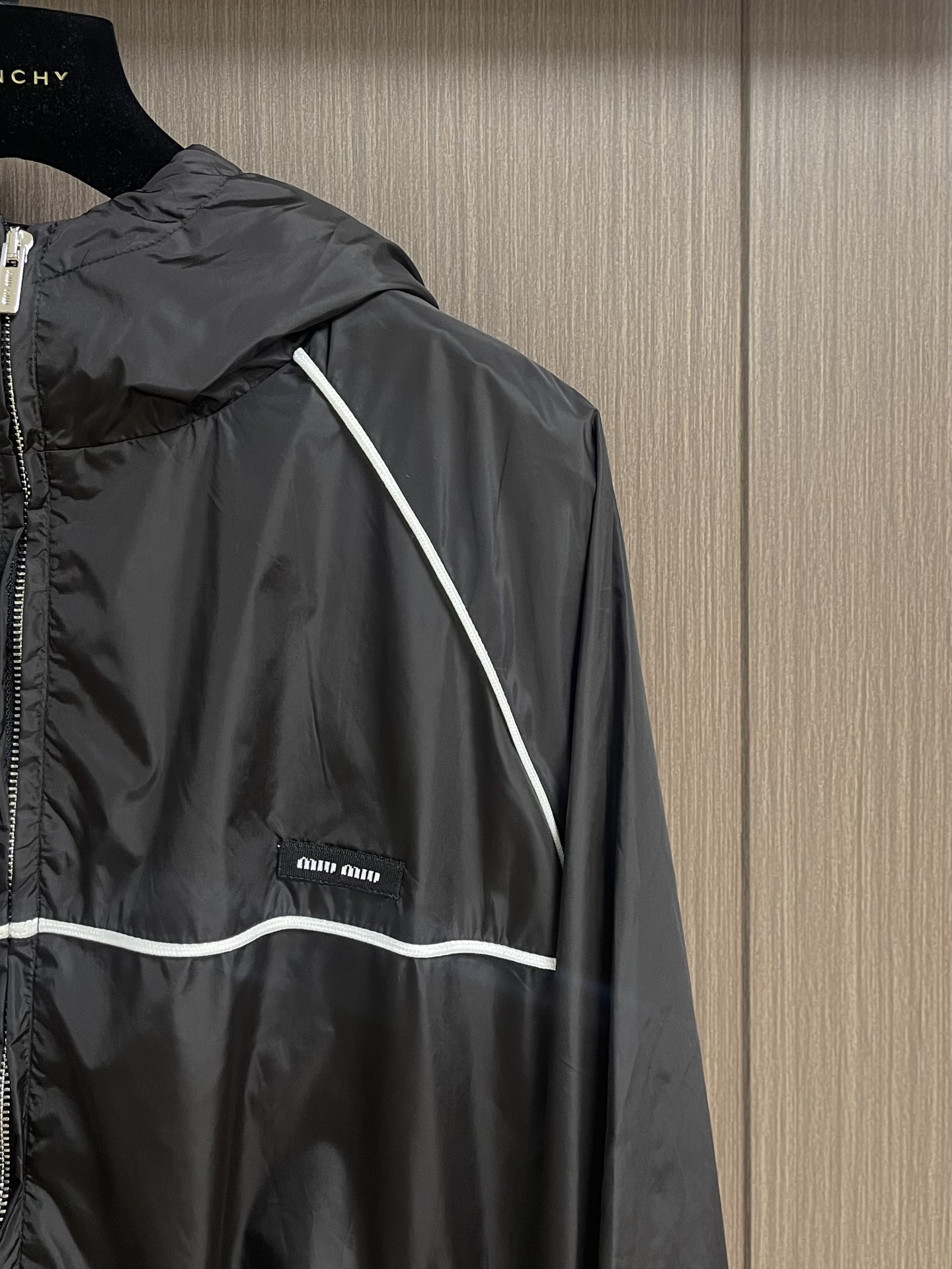 Title: 816MiU MIU Zip Cap Jackets Description Summary: Stylish zip cap jackets by 816MiU MIU in classic black, with visible logo, perfect for casual occasions. - 图片 4