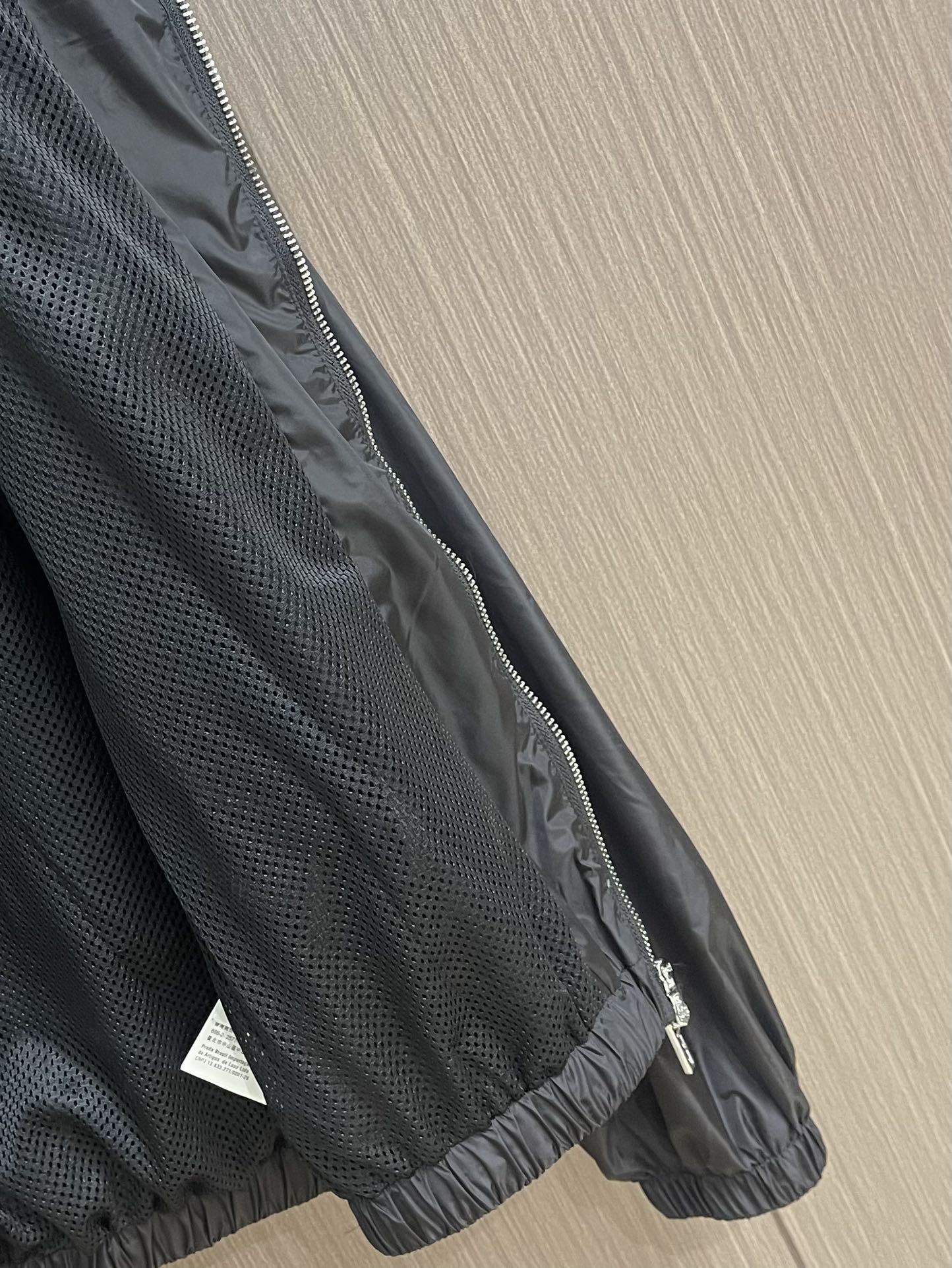 Title: 816MiU MIU Zip Cap Jackets Description Summary: Stylish zip cap jackets by 816MiU MIU in classic black, with visible logo, perfect for casual occasions. - 图片 7