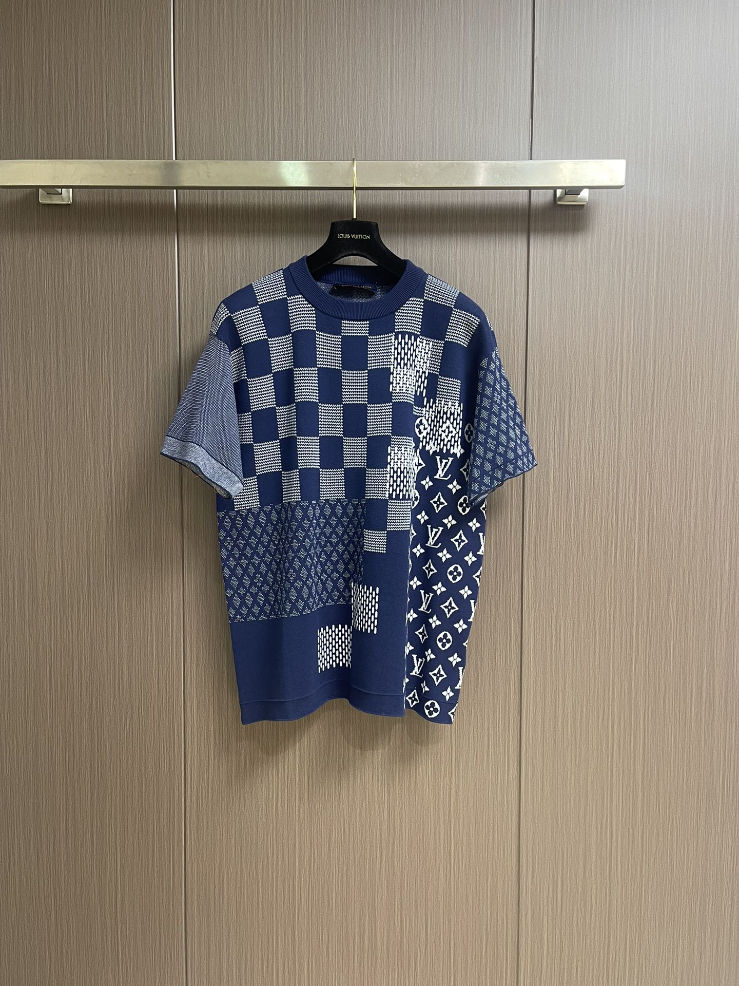 NO:478997,LV letter jacquard color-blocked checkerboard knitted short-sleeved T-shirt is made of cotton, which is soft and smooth to the touch, and has a super texture. After fine spinning, it has such a delicate feel. It is so comfortable to wear on the body!  The whole body is decorated with chessboard grids and iconic presbyterian patterns. Each needle and thread are precisely placed. The edges of the pattern are neat and neat, without any burrs or misalignment. Whether it is the thickness of the line or the shape of the pattern, they are positioned according to the original version!  The overall style is beyond words. It is cut very well and can well modify the body!  Size XS-L, louis vuitton, T-shirt,tees, t-shirt,alexander wang19860909LV 字母提花拼色棋盘格针织短袖T恤,采用棉质面料,摸起来柔软又顺滑,质感超绝, 经过精细的纺纱工艺,才有这么细腻的手感,穿在身上别提多舒服了！通体饰以棋盘格、标志性老花图案装饰,每一针每一线都精准到位,图案的边缘整整齐齐,没有一丝毛边、错位,不管是线条的粗细还是图案的形状,都是根据原版定位的！整体的版型更是没得说,裁剪得特别合身,能很好地修饰身形！尺码XS-L,,louis vuitton,T-shirt,tees，t-shirt,alexander wang,Men's clothing