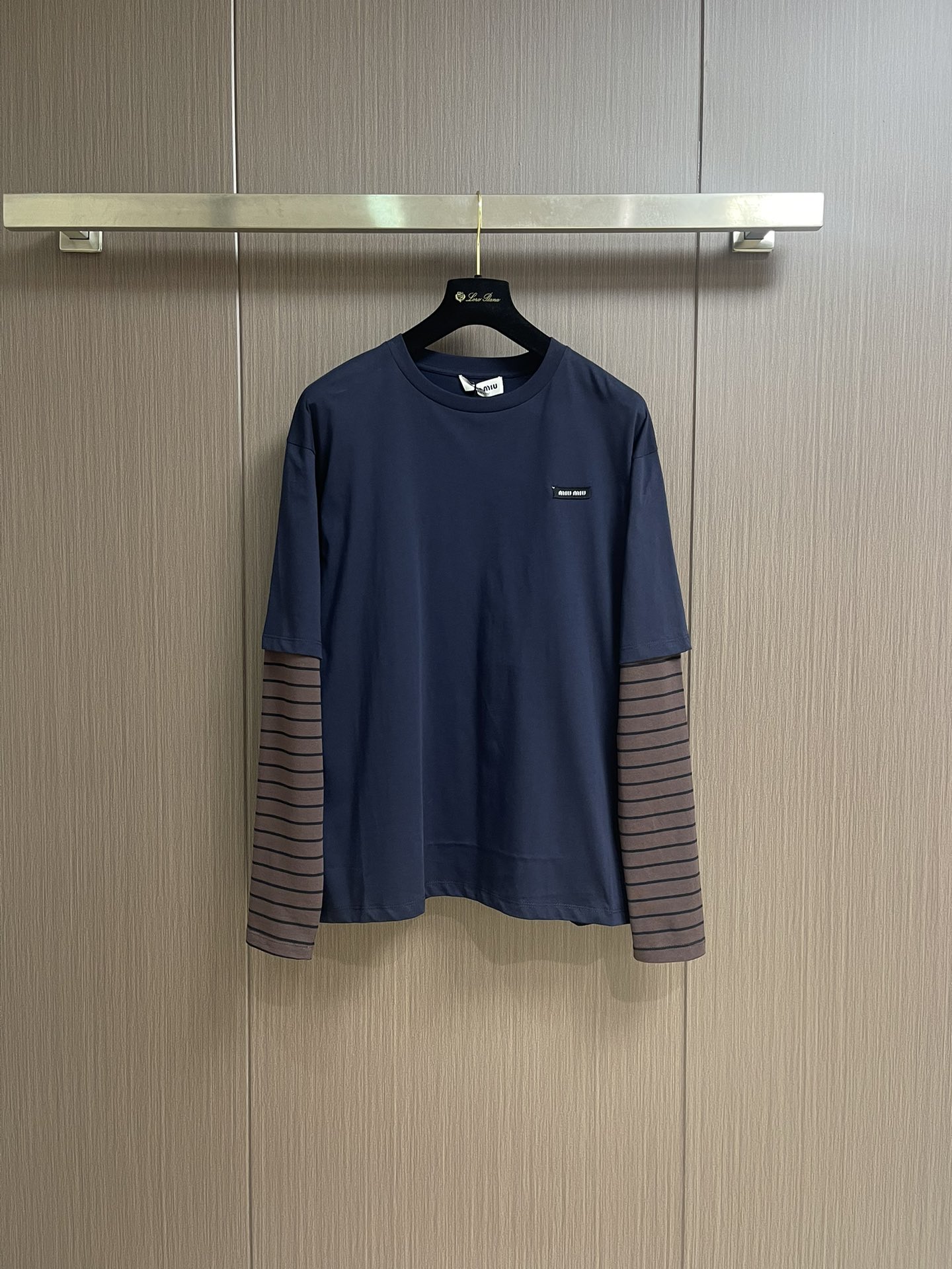 NO:478989,MIU MIU Brown Stripe Fake Two-piece Long Sleeve T-shirt, using 24S Jacquard Stripe crafts special textile tight cotton, 200g; matched with the complex weaving technology of jacquard technology, the striped pattern is formed through the interlacing of warp and weft yarns, giving the fabric three-dimensional and layered sense, visually more advanced. The stripes are presented through jacquard technology, which lasts longer than ordinary printing or dyed stripes, and are not easy to fade. The texture is clear and the boundaries are clear. The style of classic retro and modern modern is fashionable, and can be matched with matching tool jeans to create an overall look!  The same style for men and women!  Size XS-L, miumiu, jeans, tees, t-shirt, alexander wang19860909MIU MIU 棕条纹假两件长袖T恤,采用24S提花条纹工艺特种纺织紧密棉, 200g；搭配提花工艺复杂织造技术,通过经纬纱线的交错形成条纹图案,赋予面料立体感和层次感,视觉上更显高级.条纹通过提花工艺呈现,比普通印花或染色条纹更持久不易褪色,且纹理清晰、边界分明,经典复古与现代摩登结合的风格,设计时尚,可与配套的工装牛仔裤搭配,打造整体造型！男女同款！尺码XS-L,,miumiu,jeans,tees，t-shirt,alexander wang,Men's clothing