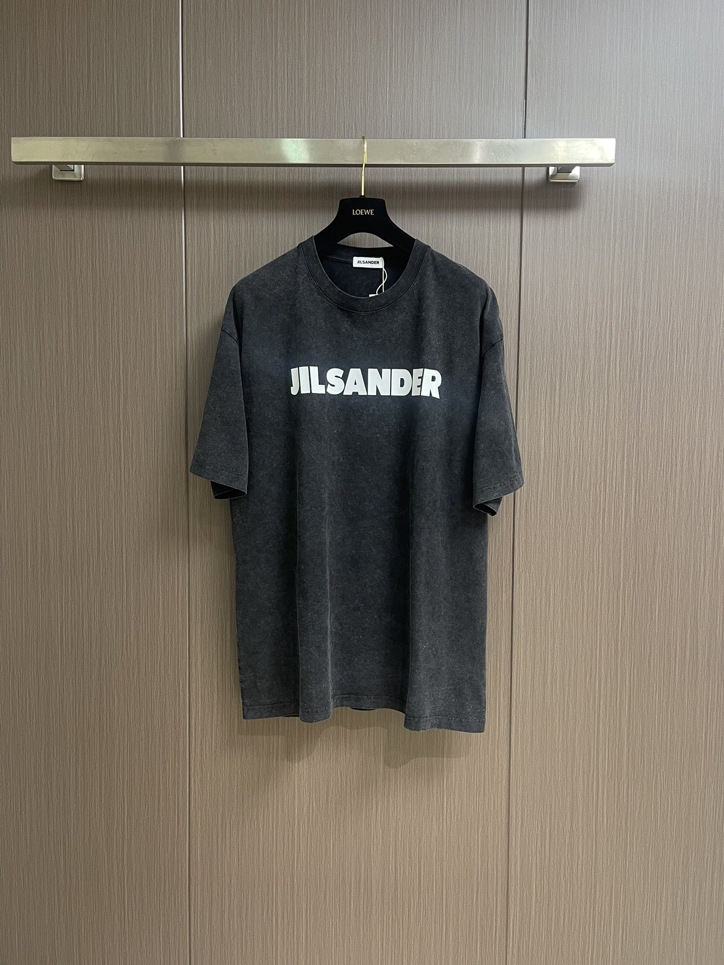 NO:478981,JIL SANDER Washed Cotton Short-sleeved T-shirt, gentle company in summer!  In the hot summer, looking for a comfortable and fashionable piece of clothing, washing cotton short sleeves is undoubtedly an excellent choice. Washed cotton short sleeves are made of 100% pure cotton, which has good moisture absorption and breathability. When sweat is soaked, it will not stick to the skin like chemical fiber fabric, but will quickly absorb and dissipate moisture, keeping the skin dry all the time. Just like in a stuffy afternoon, a breeze gently blows by, taking away the heat and discomfort. Its soft feel is like touching a cloud, gently fitting the skin, bringing an unparalleled comfort experience. This skin-friendly fabric will not bring any irritation to the skin, as if it is the second layer of skin of the body. Size XS-L,, jil sander, T-shirt, tees, t-shirt, alexander wang19860909JIL SANDER 水洗纯棉短袖T恤,夏日里的温柔陪伴！在炎炎夏日,寻找一件舒适又时尚的衣物,水洗纯棉短袖无疑是绝佳之选.水洗纯棉短袖,采用百分百纯棉材质,具有良好的吸湿性和透气性.当汗水浸湿,它不会像化纤面料那样紧贴肌肤,而是迅速将水分吸收并散出去,让肌肤时刻保持干爽.就像在闷热的午后,一阵微风轻轻拂过,带走燥热与不适.它的柔软手感,如同触摸云朵一般,轻轻贴合肌肤,带来无与伦比的舒适体验.这种亲肤面料,不会给皮肤带来任何刺激,仿佛是身体的第二层肌肤.尺码XS-L,,jil sander,T-shirt,tees，t-shirt,alexander wang,Men's clothing