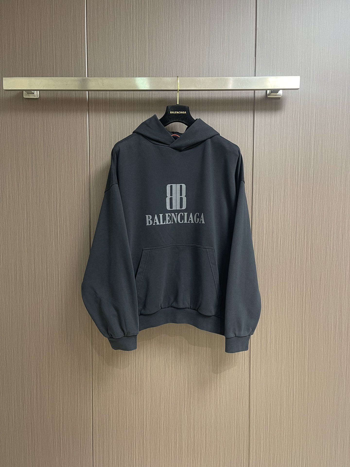 NO:495772,Balenciaga nano BB printed sweatshirt, customized pure cotton and soft sweatshirt cloth, full texture, comfortable skin, unique faded black as the main color, mysterious and charming, the exquisite Balenciaga nano BB art on the chest, is a concrete expression of the brand's soul, drawstring hood design, artists walking at the forefront of fashion, use every outfit to outline their own fashion scroll, using glue printing The chest printing has been modified three times by film mesh boards, using glue liquid paint to print patterns on the fabric Baking fabrics to fix the printing pattern, using wash water and stir-frying process, preferential choice of special desizing agents, and then soaking in the fabric, evenly slurrying After desizing, finally rinsing, the workmanship is extremely complicated  High loss. Size S-XL, balenciaga, hoodie, sweatshirts, hats, alexander wang19860909Balenciaga nano BB印花卫衣,定制臻纯全棉舒柔卫衣布 质感十足 舒适贴肤 以独特的褪色黑色为主色调 神秘而迷人 胸前那精妙的Balenciaga nano BB艺术为点缀 是品牌灵魂的具象化表达 无抽绳兜帽设计 行走在时尚前沿的艺术家 用每一次穿搭 勾勒出属于自己的时尚画卷,采用胶浆印花 胸前印花经过三次菲林网板修改 使用胶浆液体涂料在织物上打印图案 烘烤织物以固定印刷图案,采用洗水炒色工艺 优先选择特制的退浆剂 再讲布料浸泡其中 均匀受浆 退浆后 最终再进行漂洗 做工复杂至极 损耗高.尺码S-XL,,balenciaga,hoodie,sweatshirts,hats,alexander wang,Men's clothing