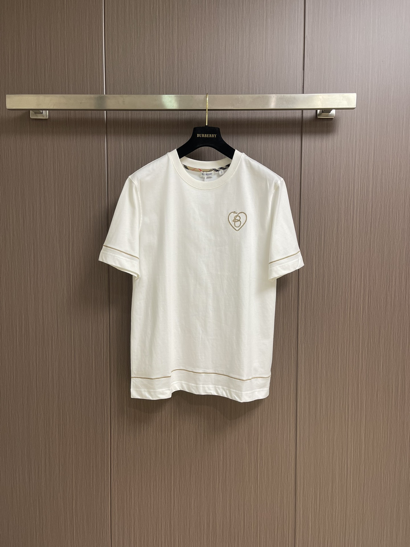 NO:487967,BURBERRY T-shirt with hemp rope embroidered round neck short-sleeved T-shirt, made of pure cotton fabric, soft and skin-friendly, and not tied at all with close body. It is breathable and sweat-absorbing in summer, so you don’t have to worry about sweating, it is durable and washed!  The rope on the chest is embroidered in a dense and three-dimensional way, echoing the hem of the cuffs. The shoulder line is designed in a very natural way, neither wide nor narrow, and will not feel tight after wearing it. It is very easy to move. Whether you raise your hand or bend down, you won’t feel restrained!  It can be matched with multiple types of clothing to create fashionable styles, customized accessories, complete three standards, the same style as men and women!  Size XS-L, Burberry, T-shirt,tees, t-shirt,alexander wang19860909BURBERRY 麻绳刺绣圆领短袖T恤,采用纯棉面料,软软乎乎的,亲肤得很,贴身穿一点都不扎,夏天穿透气又吸汗,完全不用担心会闷汗,耐穿又经洗！胸口的绳子刺绣,绣得密密实实,很有立体感,与袖口下摆处相呼应,肩线设计得特别自然,不宽不窄,穿上之后不会有紧绷感,活动起来超自如,不管是抬手还是弯腰,都不会觉得拘束！能与多类型服饰搭配营造时尚造型,定制辅料,三标齐全,男女同款！尺码XS-L,,burberry,T-shirt,tees，t-shirt,alexander wang,Men's clothing