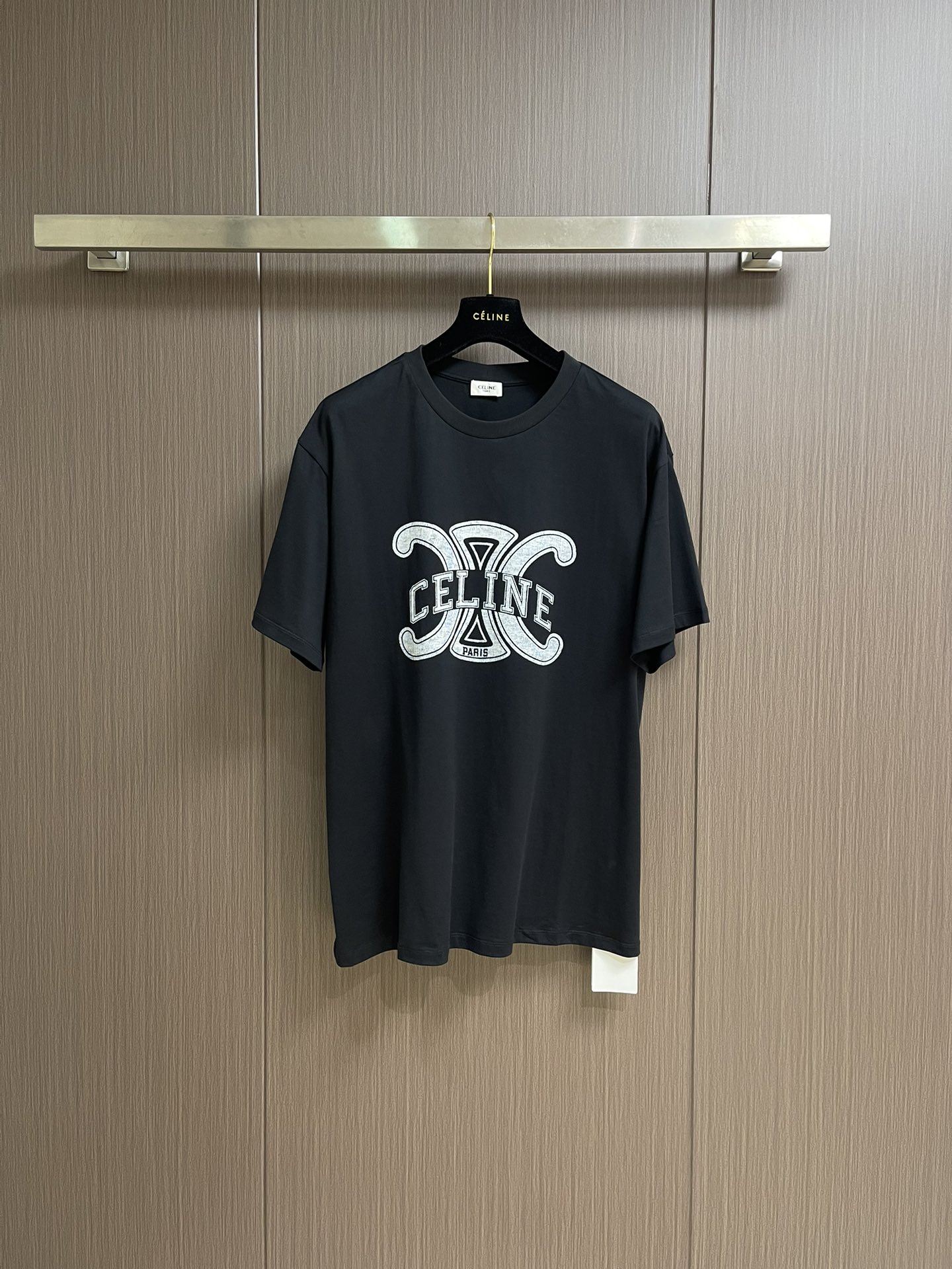 NO:490317,Celine 2025ss early autumn new round neck print T-shirt. The classic logo letter print on the chest is very recognizable. It is durable and fashionable. It is not lost in the vintage style. It is casual, natural, retro and easy to wear to create a simple and not simple fashionable feeling. Retro and high-end. Size S-XL, celine,tees, t-shirt, alexander wang19860909Celine 2025ss早秋新款 圆领印花T恤 胸前经典logo字母印花很有辨识度 耐看又时髦 不失vintage风格 随性自然又复古轻松穿出简约不简单的时髦感 复古又显高级.尺码S-XL,,celine,tees，t-shirt,alexander wang,Men's clothing