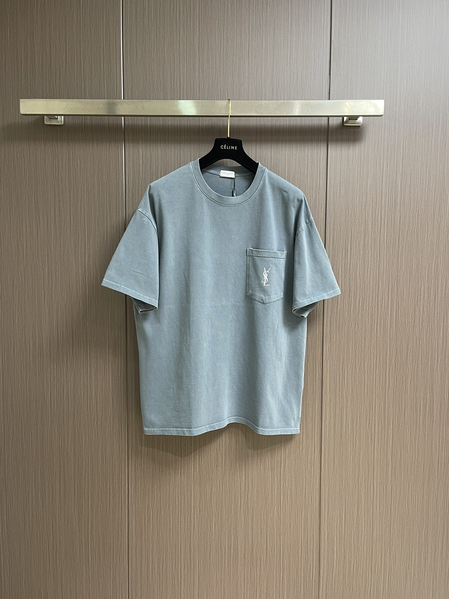 NO:478973,YSL 2025SS spring and summer new retro nostalgic wash cotton round neck short-sleeved T-shirt, men and women same printed logo pocket fashionable loose casual short-sleeved T-shirt!  SL New Wash Short Tee has become a clear stream in the fashion industry with its unique design and exquisite craftsmanship!  This T-shirt is made of customized jersey cotton, which not only feels soft and comfortable, but also has excellent performance in breathability and moisture absorption!  The ready-to-wear clothes have been carefully washed, making the whole T-shirt present a retro nostalgic wash texture. This texture is unique and charming, as if each piece is a witness of time, telling stories from the past!  The pocket design on the chest is the finishing touch of this T-shirt!  Classic letter logo prints are printed on the pocket. These letters not only represent the spirit and philosophy of the brand, but also a symbol of the wearer's identity!  The loose fitting cut not only makes you comfortable and unrestrained, but also shows a casual and free temperament!  At the same time, it breaks the gender boundaries of traditional T-shirts and realizes the same style as men and women. Whether men or women, they can easily control this T-shirt and show their unique charm!  Size XS-L, saint laurent, T-shirt,tees, t-shirt,alexander wang19860909YSL 2025SS春夏新款复古怀旧水洗棉质圆领短袖T恤,男女同款印花标识口袋时尚宽松休闲短袖T恤衫！SL新水洗短Tee以其独特的设计和精湛的工艺,成为了时尚界的一股清流！这款T恤采用客供定制平纹针织棉布,不仅触感柔软舒适,更在透气性和吸湿性上有着出色的表现！成衣都经过了精心的水洗处理,使得整件T恤呈现出一种复古怀旧的水洗质感,这种质感独特且具有韵味,仿佛每一件都是时光的见证者,讲述着过去的故事！胸前的口袋设计,更是这款T恤的点睛之笔！口袋上印制着经典的字母标识印花,这些字母不仅代表着品牌的精神和理念,更是穿着者身份的一种象征！宽松的版型剪裁,不仅穿着舒适无拘束,更能展现出一种随性洒脱的气质！同时它打破了传统T恤的性别界限,实现了男女同款,无论是男性还是女性,都能轻松驾驭这款T恤,展现出自己的独特魅力！尺码XS-L,,saint laurent,T-shirt,tees，t-shirt,alexander wang,Men's clothing