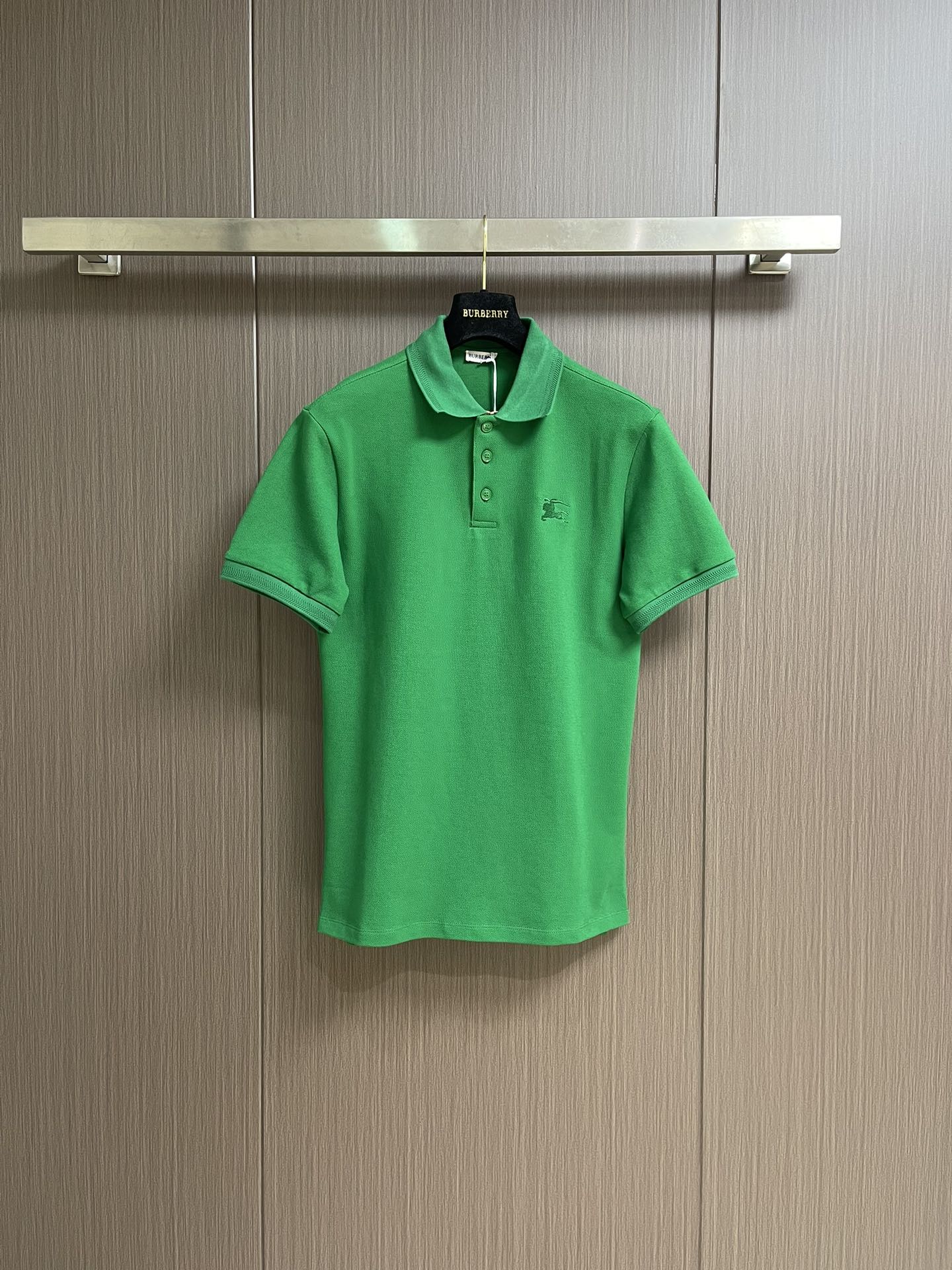 NO:490300,Burberry 2025ss summer new war horse logo embroidery POLO polo shirt, made of cotton beaded mesh fabric, embellished with equestrian knights in the same color, logo embroidery. The plaid is matched with Burberry check lining, giving it a slim fit. Size S-XXL, burberry, alexander wang19860909Burberry 2025ss夏季新款战马标识刺绣POLO马球衫,选用棉质珠地网眼布面料打造,点缀同色系马术骑士,徽标刺绣.开襟处搭配 Burberry 格纹内衬,呈现修身版型.尺码S-XXL,,burberry,alexander wang,Men's clothing