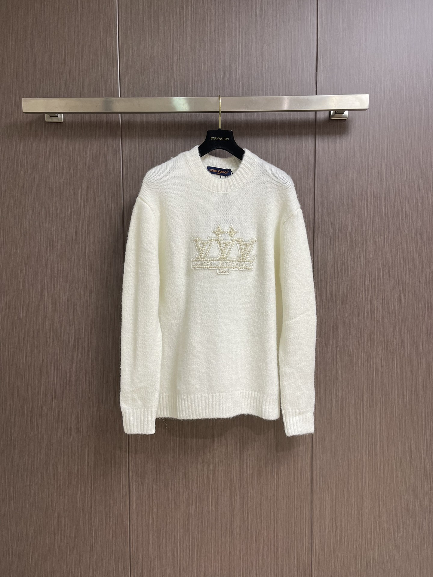 Title: LV 2025 Autumn Knit Sweaters with Embroidered Pearl Logo Summary: LV’s new knitted sweaters feature soft silk shirts and football-themed embroidery, available in sizes S