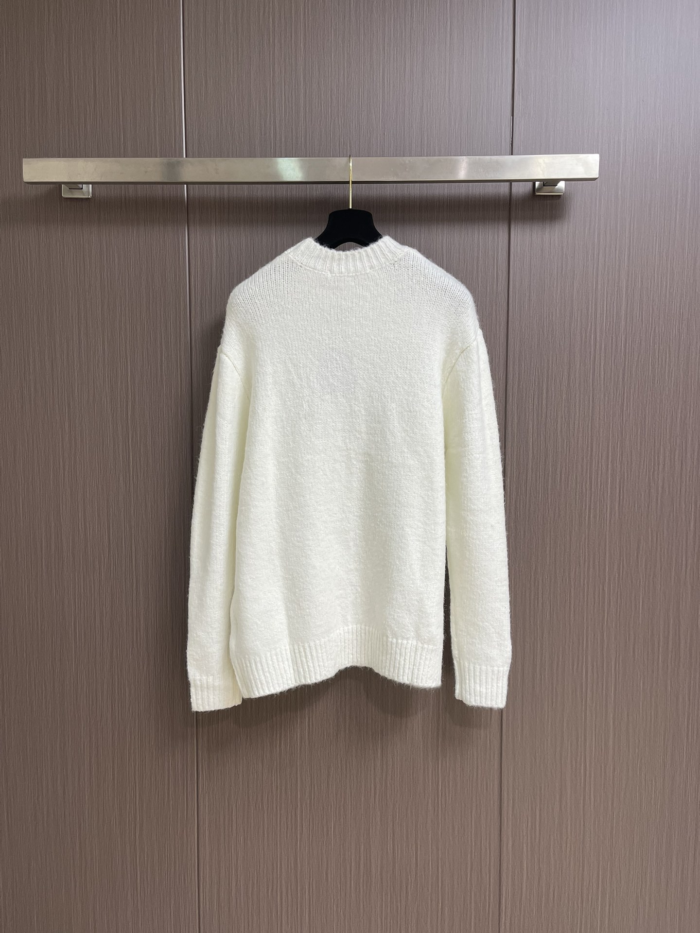 Title: LV 2025 Autumn Knit Sweaters with Embroidered Pearl Logo Summary: LV’s new knitted sweaters feature soft silk shirts and football-themed embroidery, available in sizes S - 图片 2