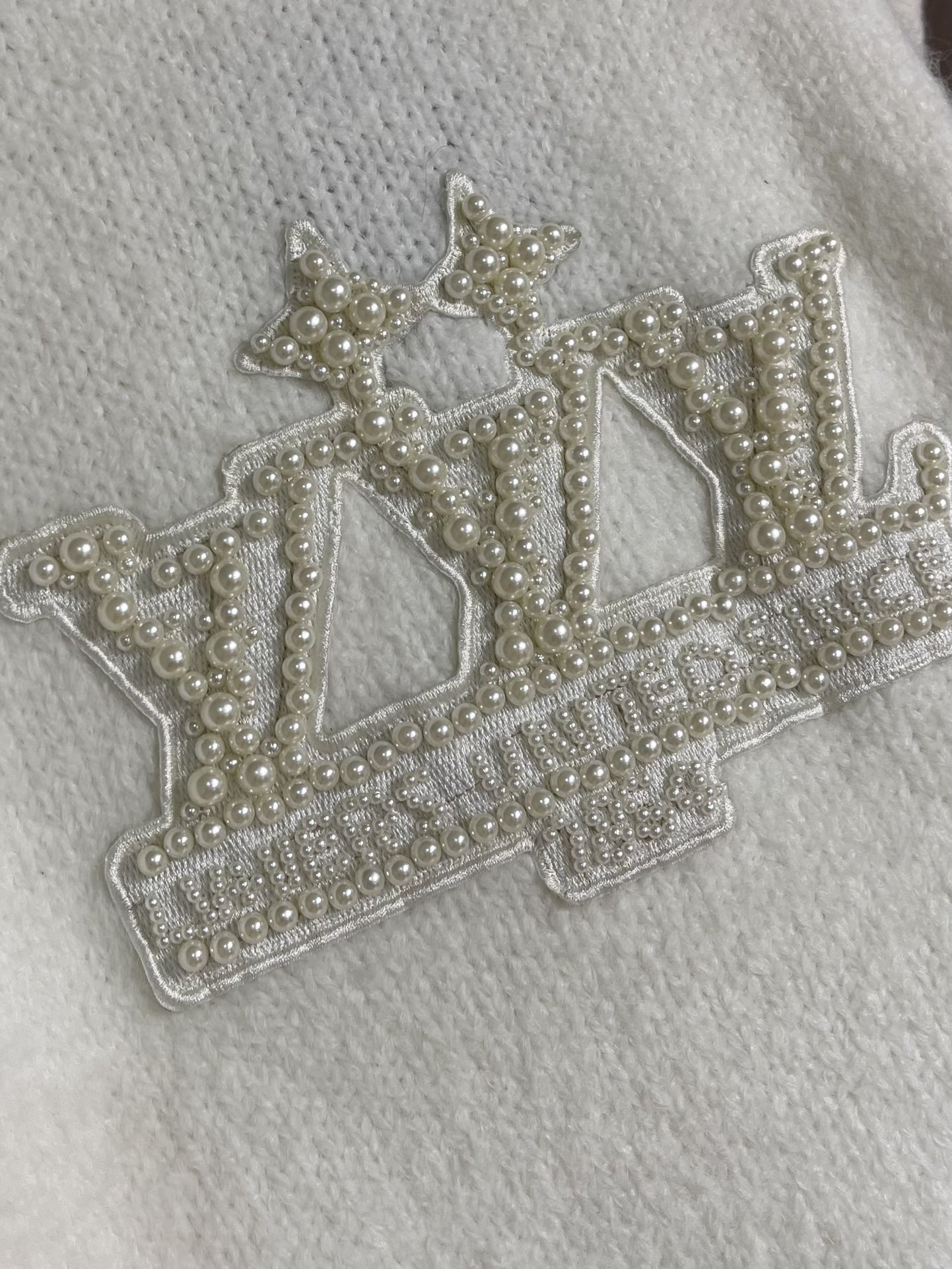 Title: LV 2025 Autumn Knit Sweaters with Embroidered Pearl Logo Summary: LV’s new knitted sweaters feature soft silk shirts and football-themed embroidery, available in sizes S - 图片 5