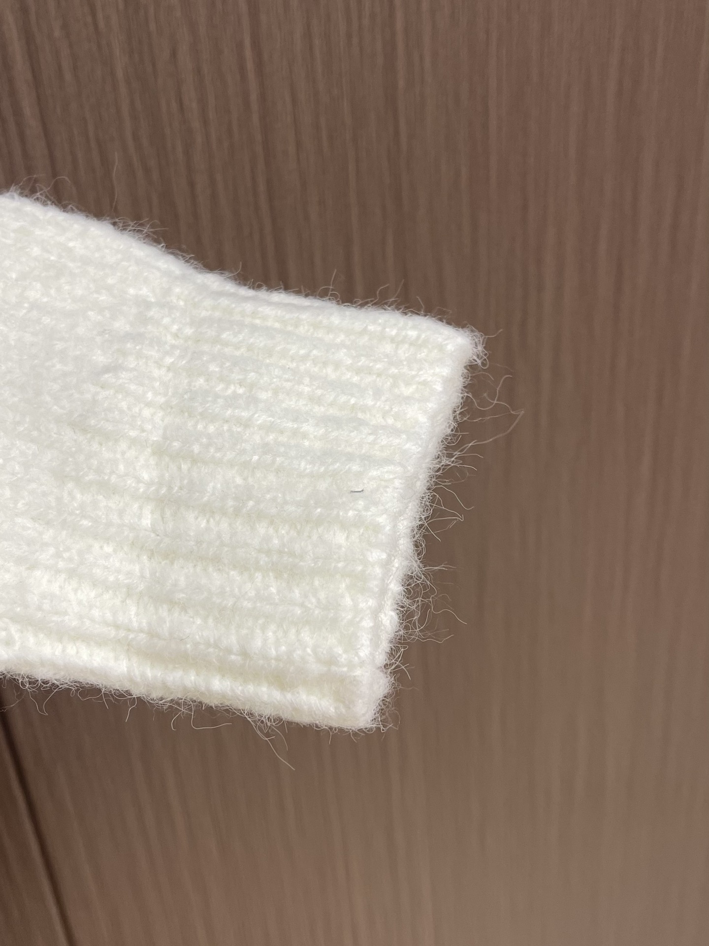 Title: LV 2025 Autumn Knit Sweaters with Embroidered Pearl Logo Summary: LV’s new knitted sweaters feature soft silk shirts and football-themed embroidery, available in sizes S - 图片 8