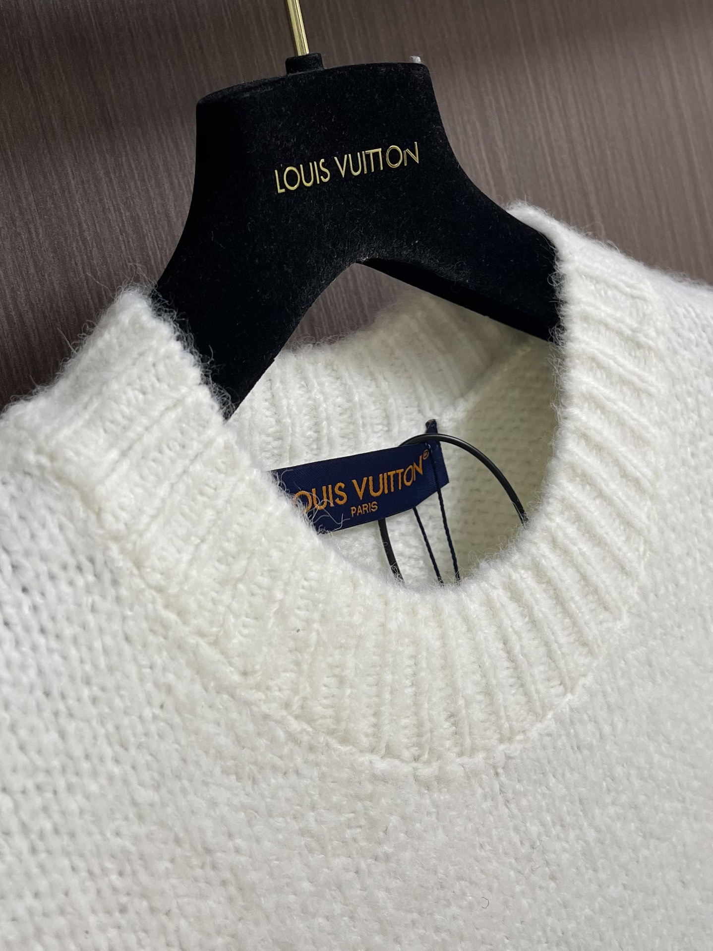 Title: LV 2025 Autumn Knit Sweaters with Embroidered Pearl Logo Summary: LV’s new knitted sweaters feature soft silk shirts and football-themed embroidery, available in sizes S - 图片 3