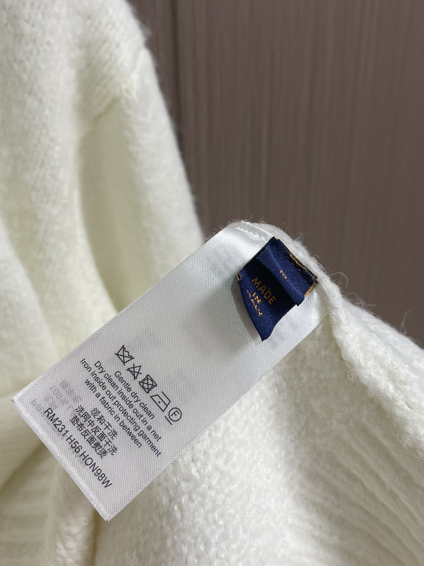 Title: LV 2025 Autumn Knit Sweaters with Embroidered Pearl Logo Summary: LV’s new knitted sweaters feature soft silk shirts and football-themed embroidery, available in sizes S - 图片 6