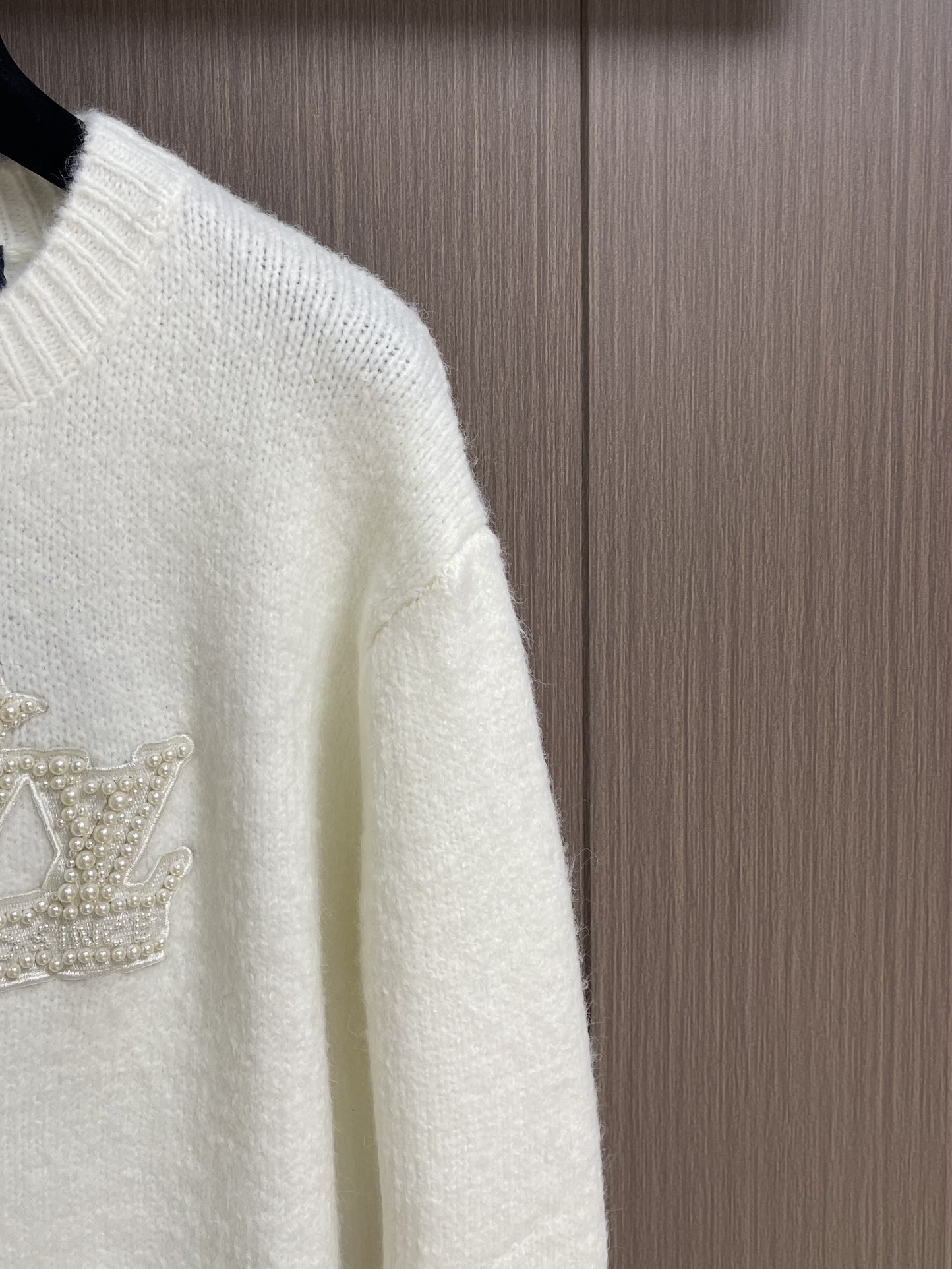 Title: LV 2025 Autumn Knit Sweaters with Embroidered Pearl Logo Summary: LV’s new knitted sweaters feature soft silk shirts and football-themed embroidery, available in sizes S - 图片 4