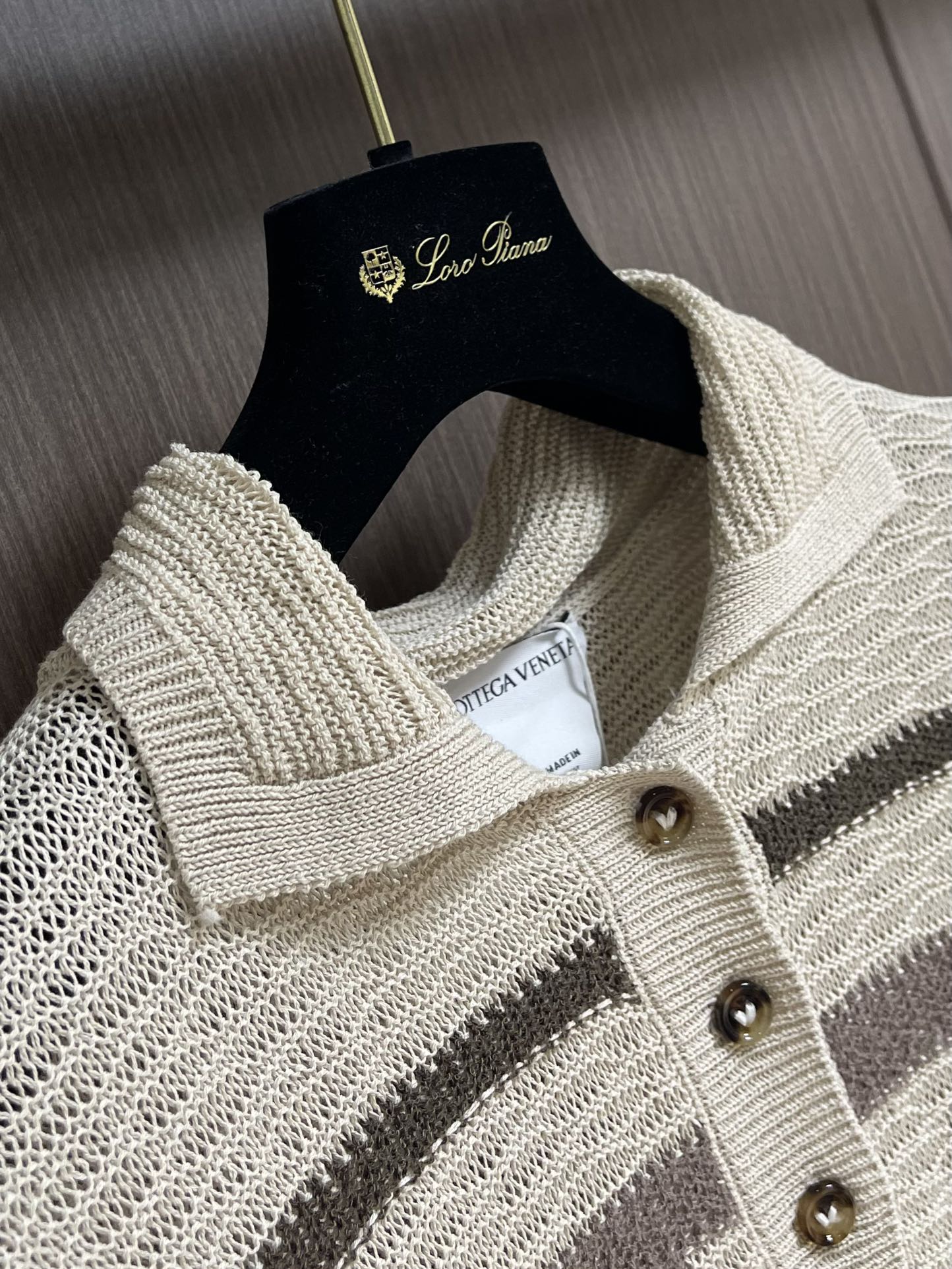 “Bottega Veneta 2025 Spring & Summer Polo Shirt Inspired by Venetian Gondola | Fine Linen & Cotton Fabric” - 图片 3