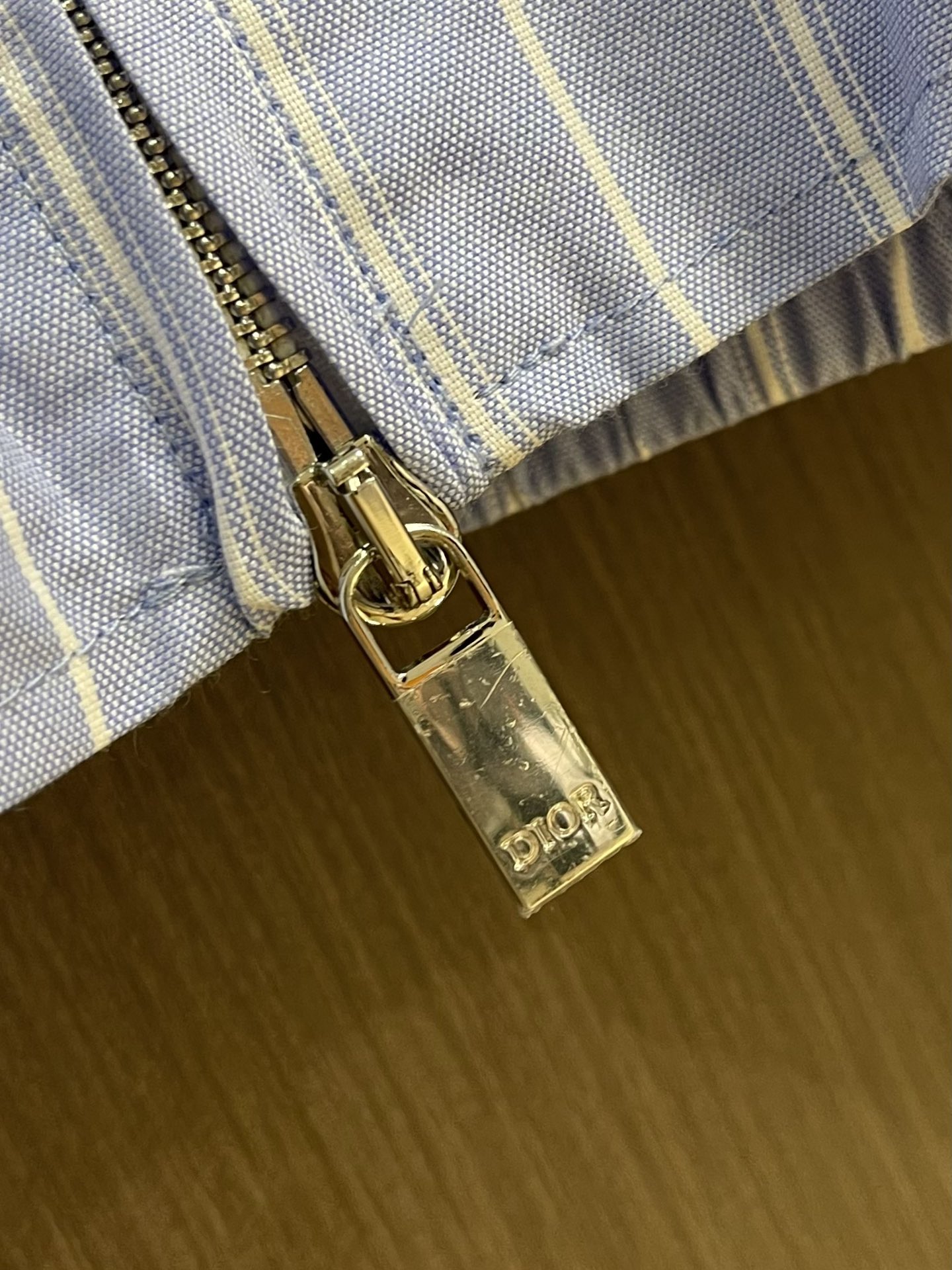 Title: Dior 2025 Zipper Jacket with Couture Embroidery and Blue Striped Cotton Silk – Sizes S-XXL Summary: Dior’s 2025 zipper jacket features - 图片 9