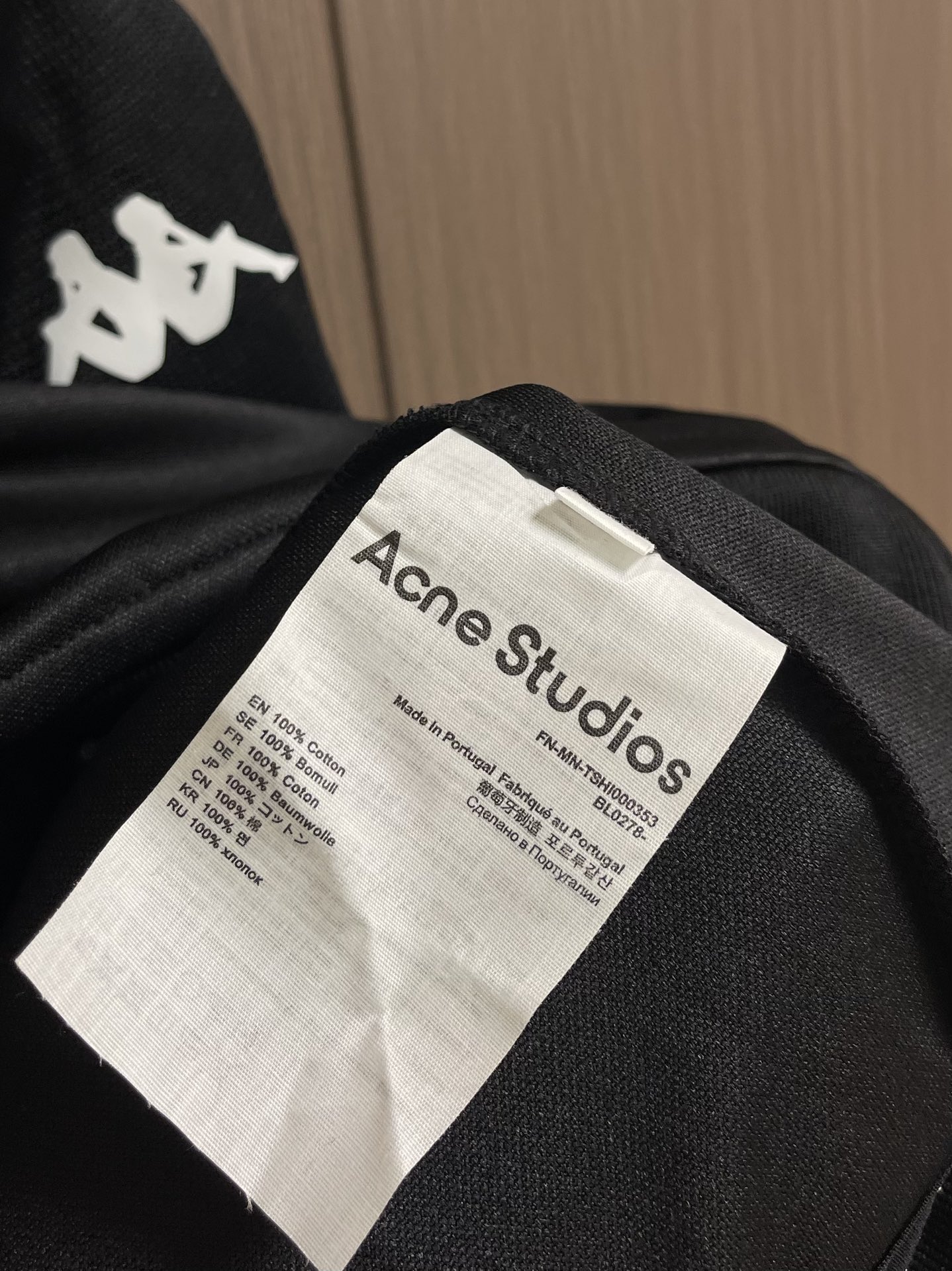 “Acne Studios X Kaa Collection: Unique, High-Class T-Shirt and Pants with Cynical Flair” - 图片 9