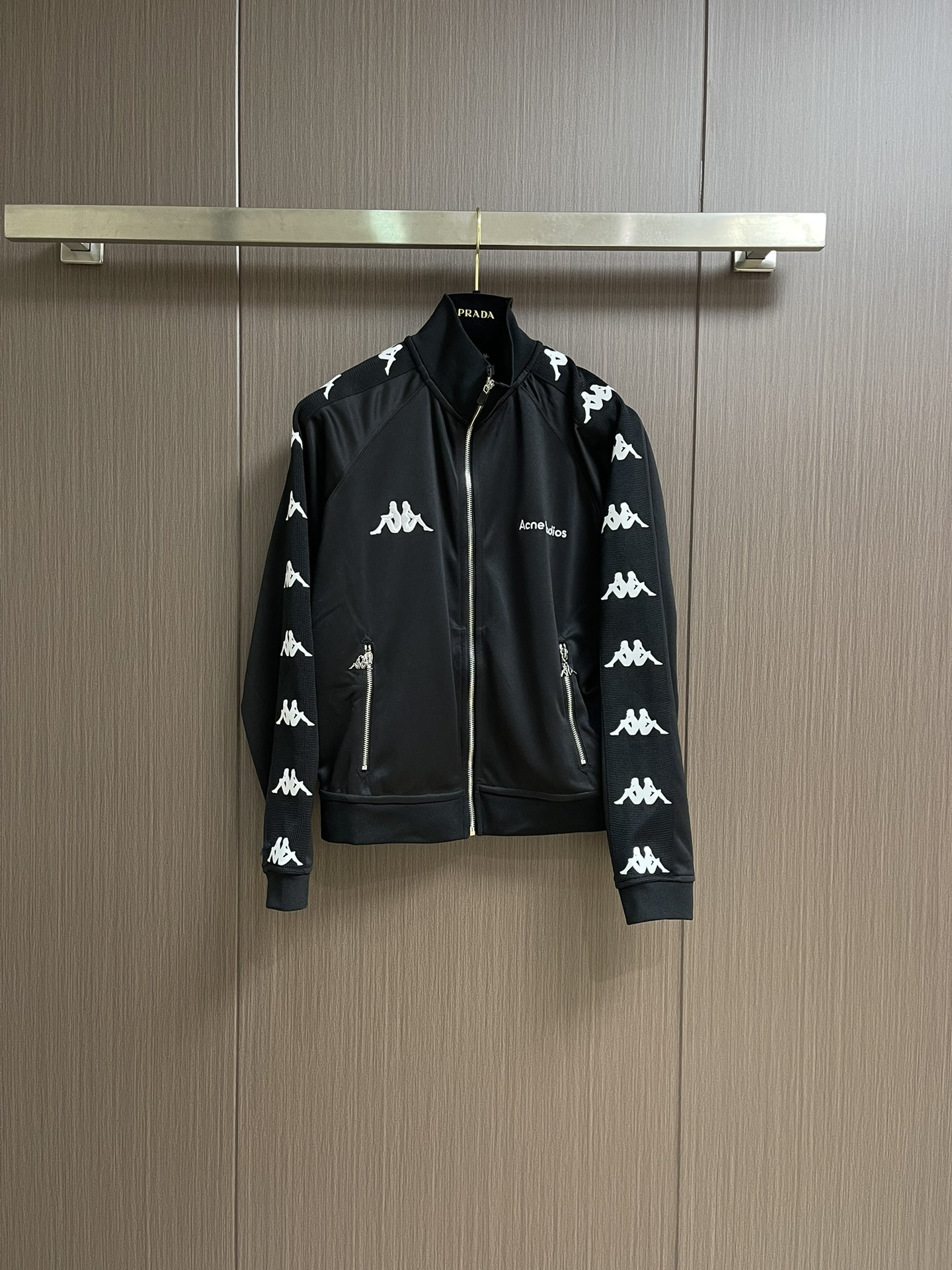“Acne Studios X Kaa Collection: Unique, High-Class T-Shirt and Pants with Cynical Flair” - 图片 1