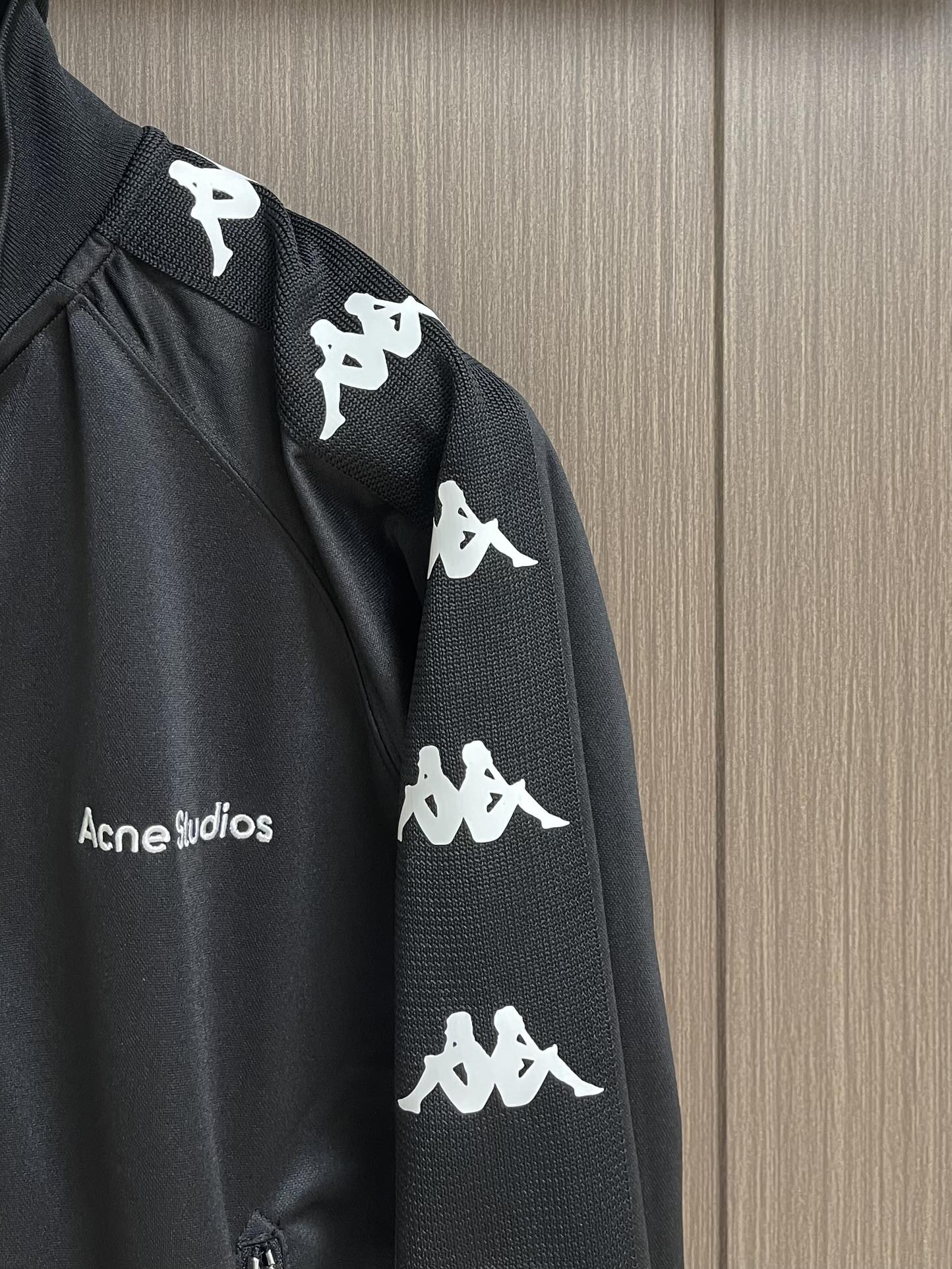 “Acne Studios X Kaa Collection: Unique, High-Class T-Shirt and Pants with Cynical Flair” - 图片 4