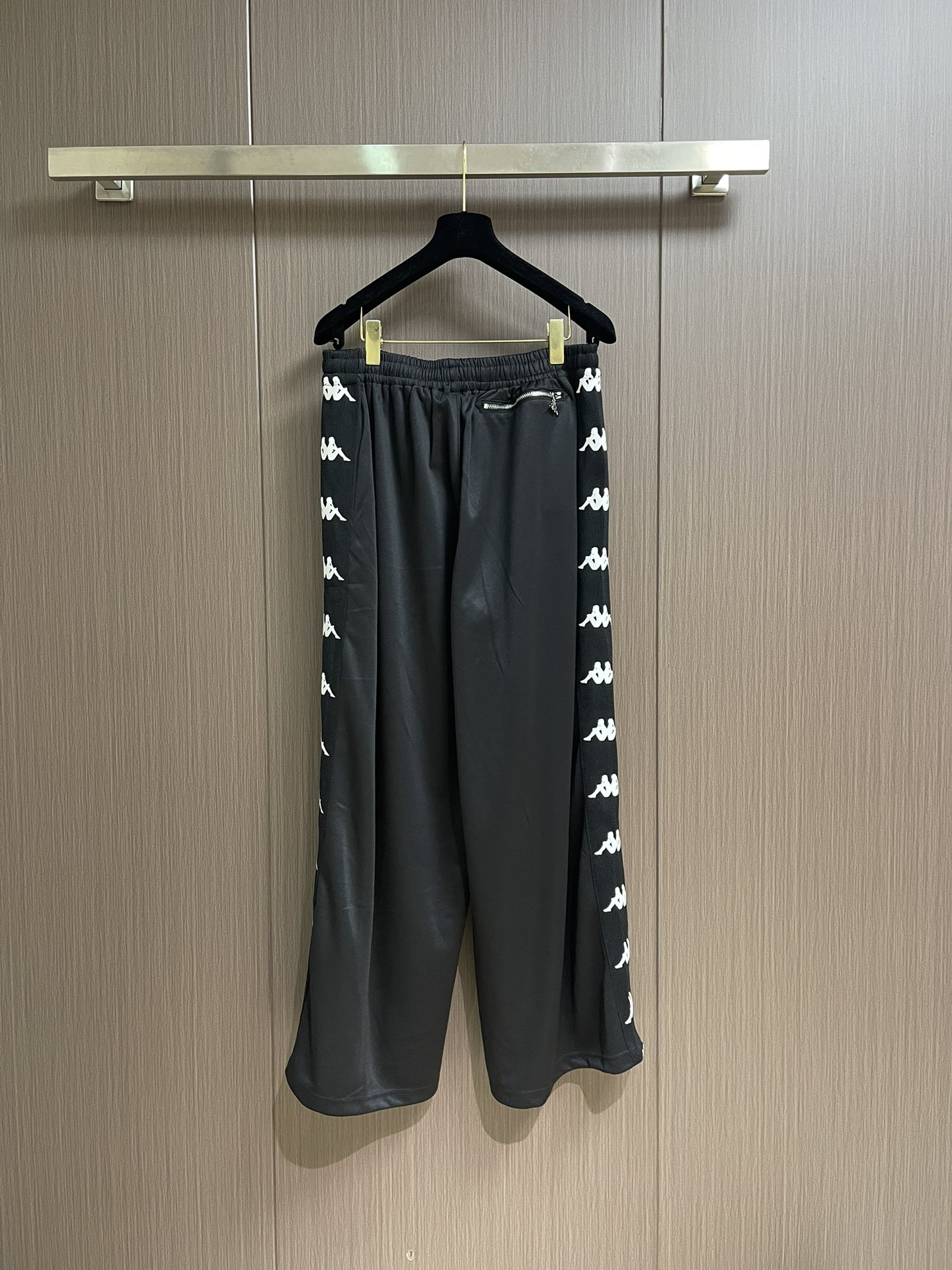 “Acne Studios X Kaa Collection: Unique, High-Class, and Soft-Sweet Fashion with Cynical Sense” - 图片 2