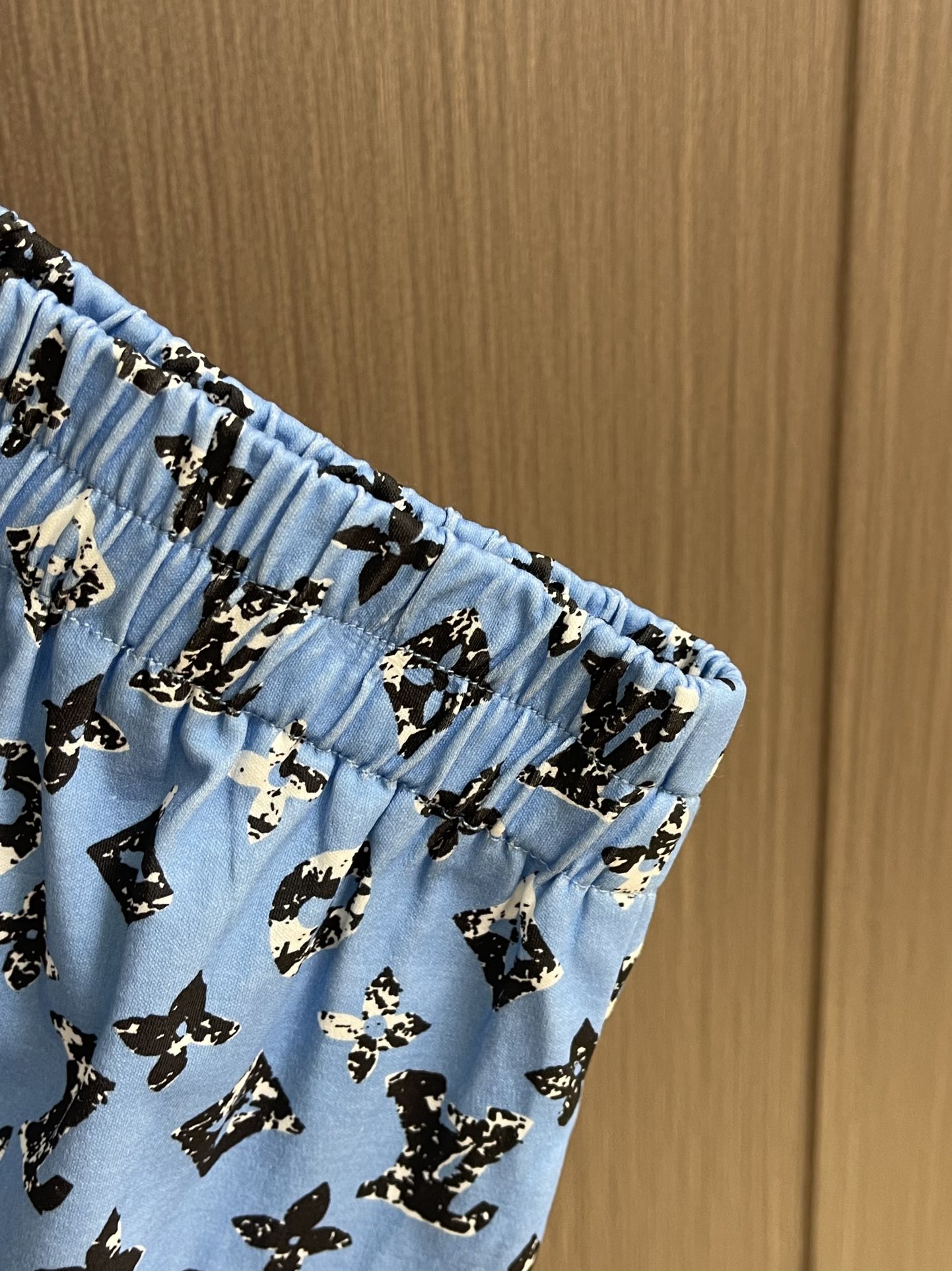 “528LV 2025 Flat Beach Shorts: Soft Cotton, Monogram Pattern, Cosmopolitan Style for Men” - 图片 8
