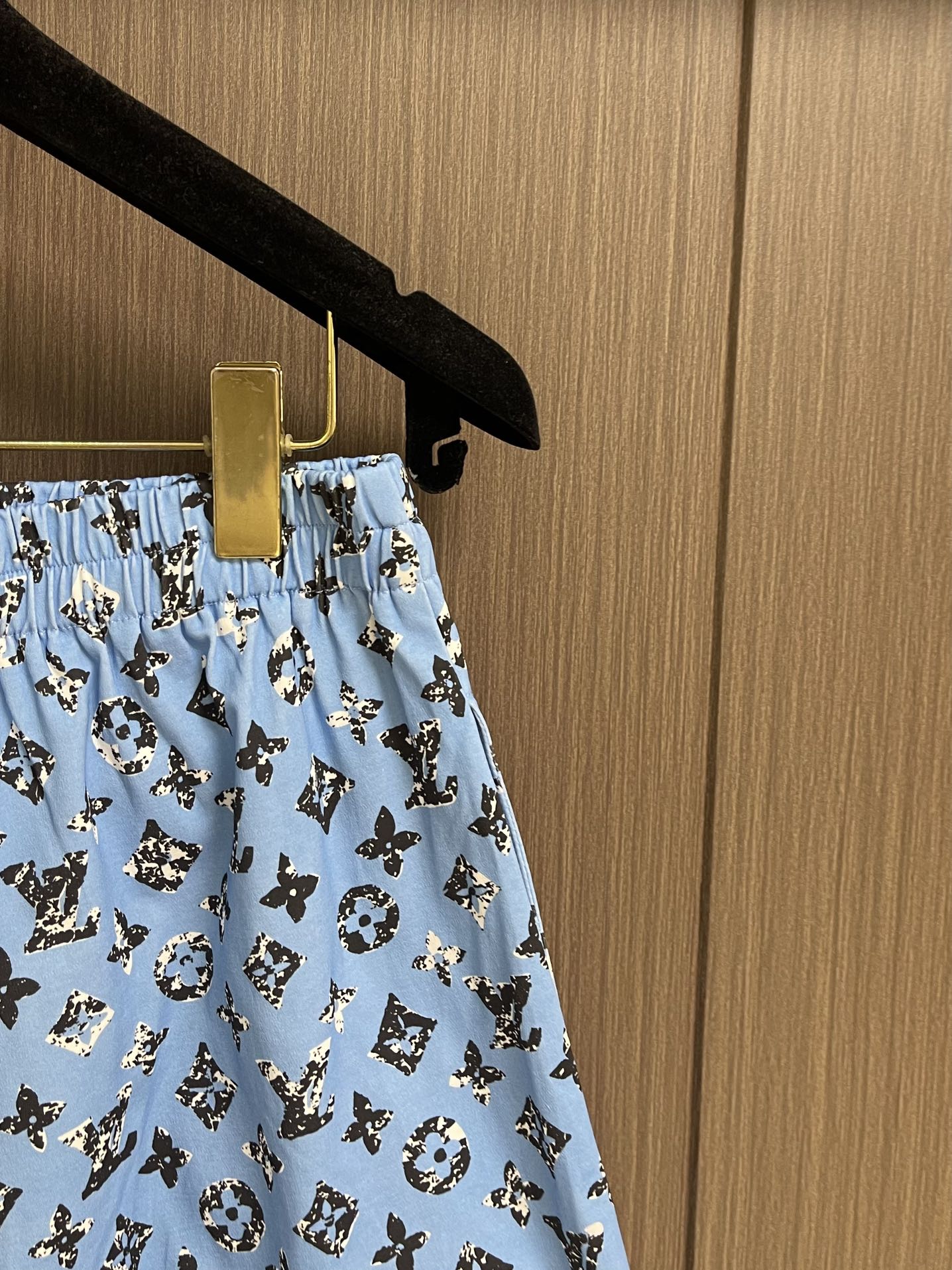 “528LV 2025 Flat Beach Shorts: Soft Cotton, Monogram Pattern, Cosmopolitan Style for Men” - 图片 7