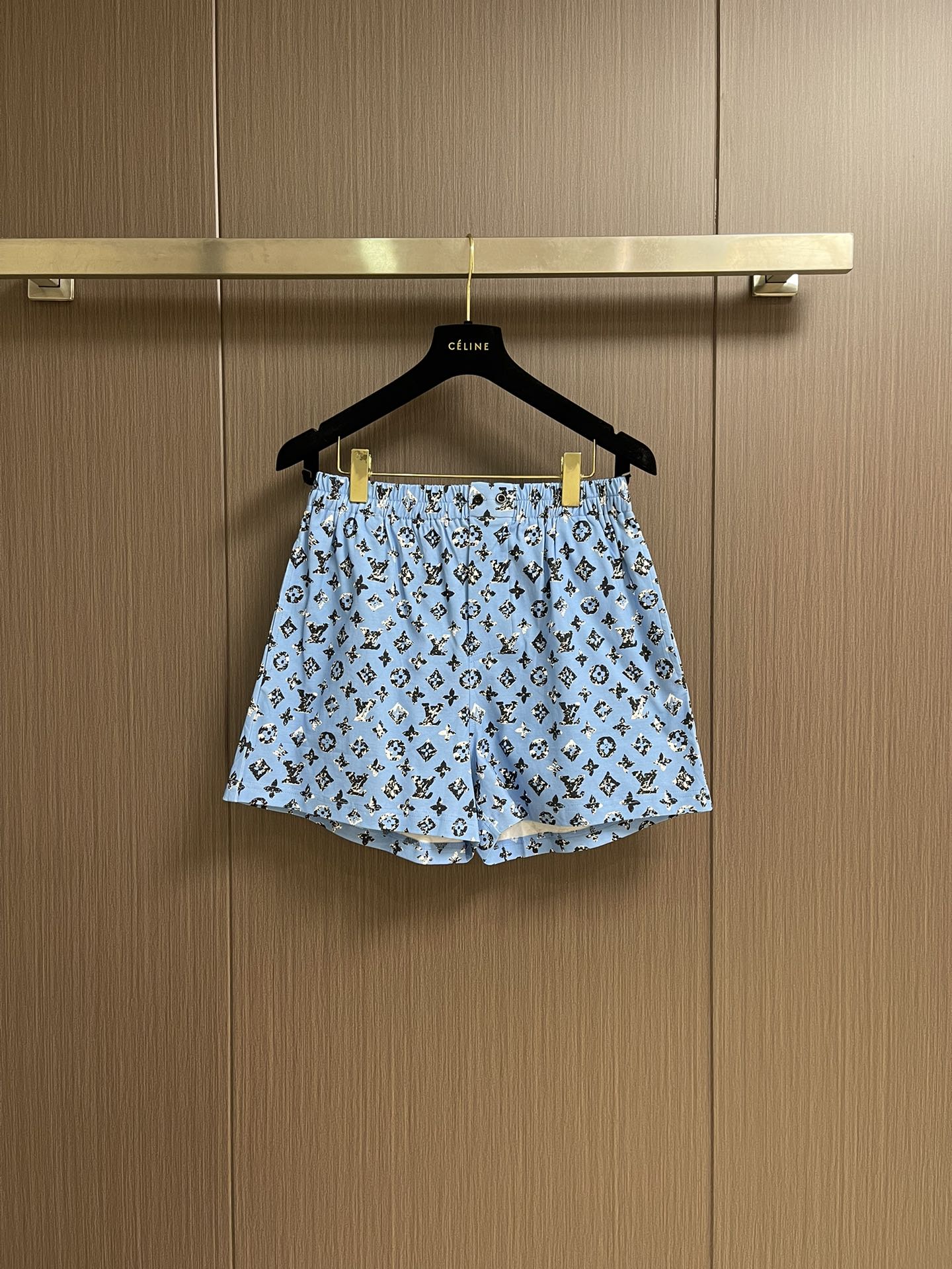 “528LV 2025 Flat Beach Shorts: Soft Cotton, Monogram Pattern, Cosmopolitan Style for Men” - 图片 1