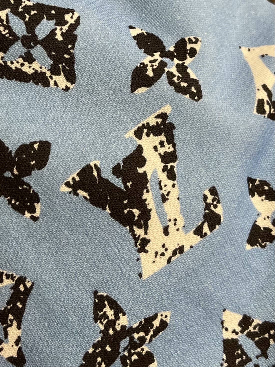 “528LV 2025 Flat Beach Shorts: Soft Cotton, Monogram Pattern, Cosmopolitan Style for Men” - 图片 9