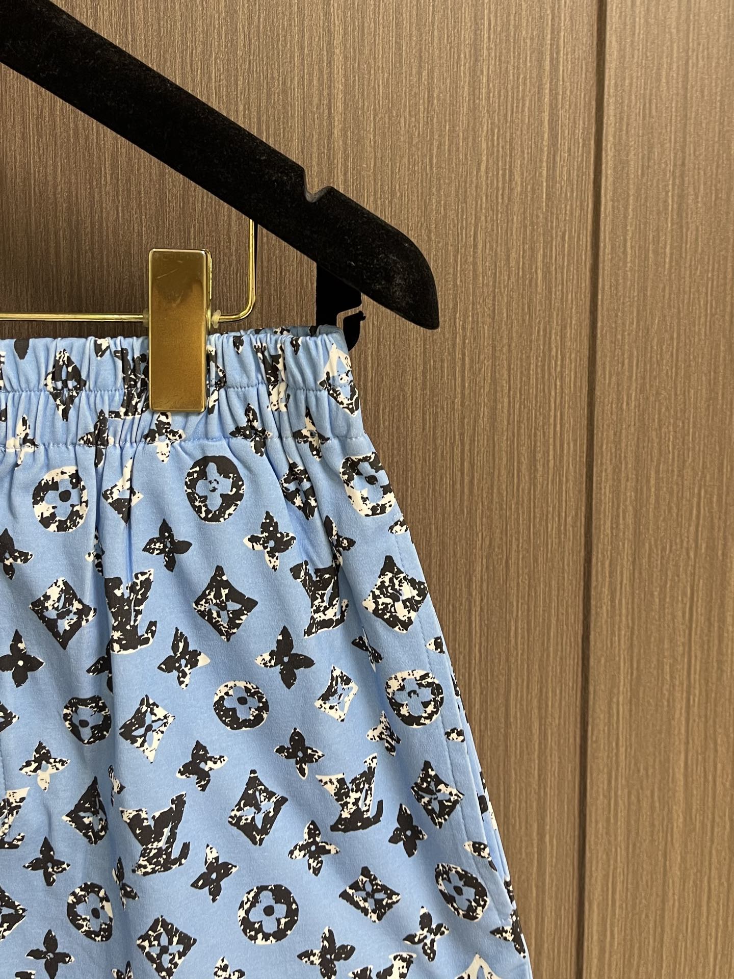 “528LV 2025 Flat Beach Shorts: Soft Cotton, Monogram Pattern, Cosmopolitan Style for Men” - 图片 4