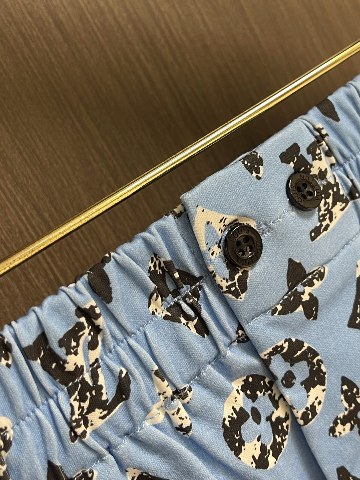 “528LV 2025 Flat Beach Shorts: Soft Cotton, Monogram Pattern, Cosmopolitan Style for Men” - 图片 3
