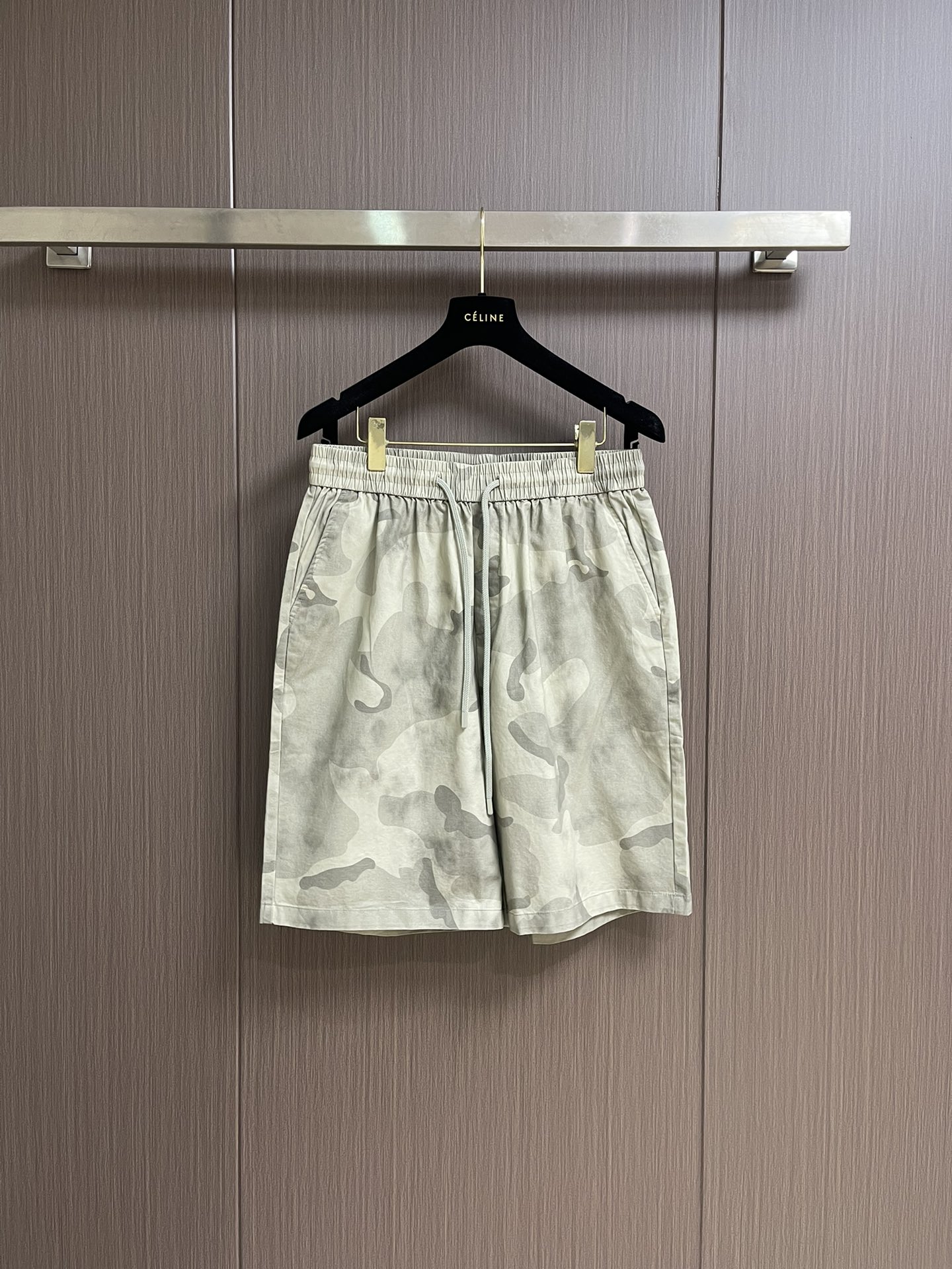 NO:479038,MM6 2025ss summer new camouflage shorts, perfect for summer fashion and comfort!  In the hot summer, a camouflage numbing is undoubtedly a perfect combination of fashion and comfort. It not only uses a light and natural cotton and linen material, but also incorporates camouflage, adding a unique charm to summer outfits. The camouflage pattern has become a clear stream in the fashion industry with its unique visual effect. This camouflage numbing combines camouflage with cotton and linen material, which not only retains the comfort and breathability of cotton and linen, but also adds the toughness and style of camouflage.  Sex. Wearing it, whether you are strolling in the streets and alleys of the city or enjoying the natural scenery outdoors, it can make you the focus of attention. Cotton and linen material has become the first choice for summer outfits with its good breathability and moisture absorption. This camouflage surface numbing uses high-quality cotton and linen fabric, which is light and soft and comfortable to touch. Even in the hot summer, you can feel a little cool, as if you are in the arms of nature. Apart from the mystery  In addition to the color and cotton and linen material, this model is also very attentive in detail processing. The exquisite tailoring, reasonable layout design, and delicate sewing technology all show its high quality characteristics. Wearing it can not only show your unique charm, but also make you taste and style in the details. This camouflage surface styling design is simple but not without the sense of fashion, and can be easily controlled whether it is a matching or a sweater. Whether it is a casual occasion  Whether it is a formal occasion, you can show confidence and charm. Camouflage face numbing has become the best in summer outfits with its unique camouflage, comfortable cotton and linen texture and exquisite details. It not only allows you to feel cool and comfortable in the hot summer, but also allows you to show unique charm in fashion and personality. If you are looking for a summer that is both fashionable and comfortable, then this camouflage face numbing is definitely your best choice!  Size XS-L, Masion Margiela, shorts, alexander wang19860909MM6 2025ss夏季新款迷彩短裤,夏日时尚与舒适的完美！在炎炎夏日,一款迷彩面麻无疑是时尚与舒适的完美结合.它不仅采用了透气性好、轻盈自然的棉麻材质,还融入了迷彩,为夏日穿搭增添了一份独特的魅力.迷彩图案以其独特的视觉效果,成为了时尚界的一股清流.这款迷彩面麻,将迷彩与棉麻材质相结合,既保留了棉麻的舒适与透气,又增添了迷彩的硬朗与个性.穿上它,无论是漫步在都市的街头巷尾,还是享受户外的自然风光,都能让你成为众人瞩目的焦点.棉麻材质以其良好的透气性和吸湿性,成为了夏日穿搭的首选.这款迷彩面麻,采用了高品质的棉麻面料,轻盈柔软,触感舒适.即使在炎炎夏日,也能让你感受到一丝丝清凉,仿佛置身于大自然的怀抱中.除了迷彩和棉麻材质外,这款在细节处理上也十分用心.精致的剪裁、合理的版型设计,以及细腻的缝制工艺,都彰显出了其高品质的特点.穿上它,不仅能展现出你的独特魅力,还能让你在细节中彰显出品味与格调.这款迷彩面麻的款式设计简约而不失时尚感,无论是搭配、还是针织衫,都能轻松驾驭.无论是休闲场合还是正式场合,都能让你展现出自信与魅力.迷彩面麻以其独特的迷彩、舒适的棉麻质地以及精致的细节处理,成为了夏日穿搭中的佼佼者.它不仅能让你在炎炎夏日中感受到清凉与舒适,还能让你在时尚与个性中展现出独特的魅力.如果你正在寻找一款既时尚又舒适的夏日,那么这款迷彩面麻绝对是你的不二之选！尺码XS-L,,masion margiela,shorts,alexander wang,Men's clothing