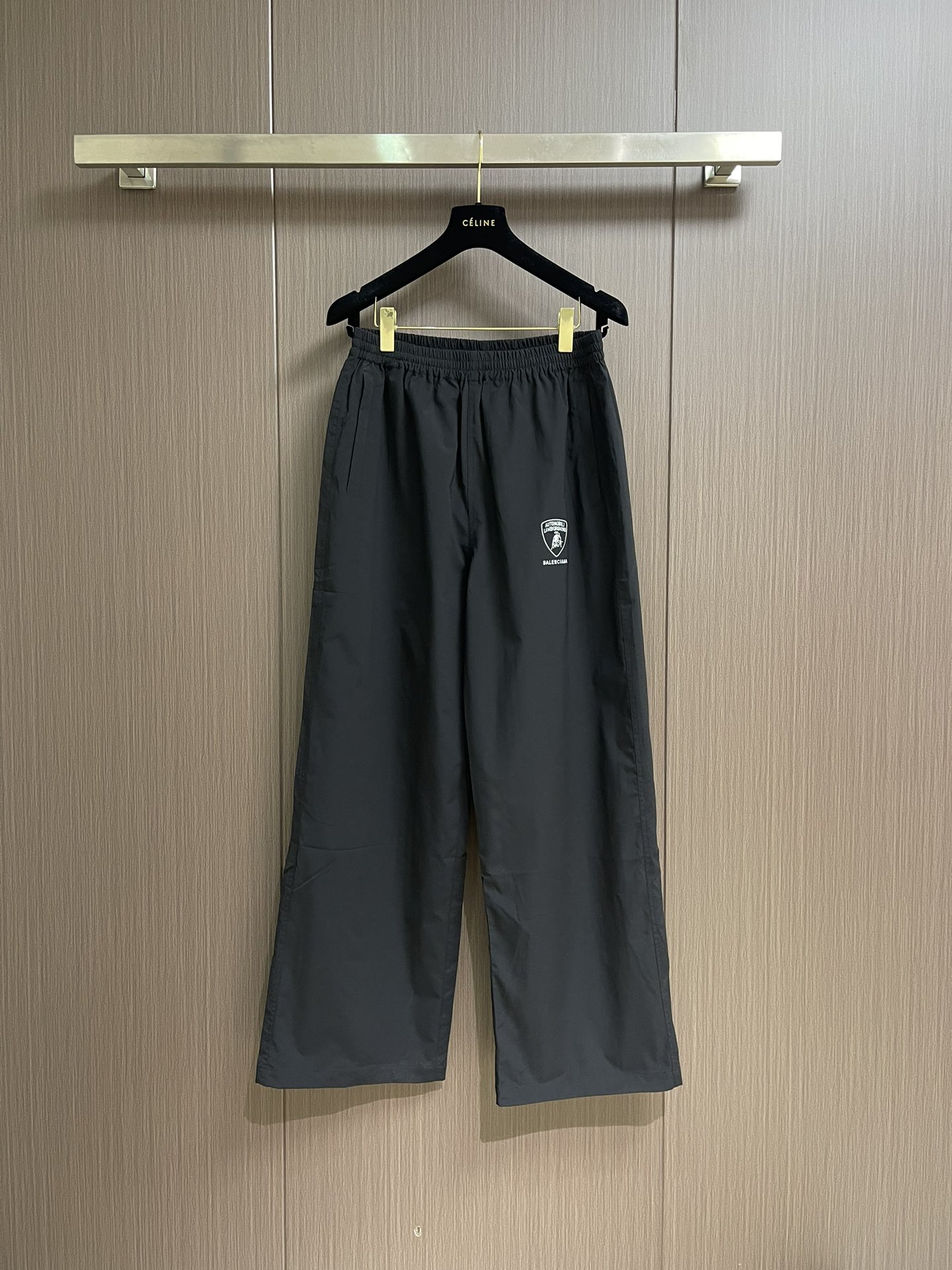 NO:493161,Balenciaga x Lamborghini embroidered trousers customized technology polyester fiber luxury material, silky, delicate and comfortable skin, classic black as the main color, fashion giant Balenciaga meets the legendary supercar brand Automobili Lamborghini trousers' joint embroidery like a secret medal, white embroidery like a lively brushstroke, with strong visual impact, neat lines outline the slender outline of the legs, showing the wild genes and fearless spirit of Lamborghini, instantly igniting the trend battlefield, using imported machine embroidery technology, using advanced computer control systems and precision mechanical components to realize Balenciaga x Lamborghini embroidery operation, high precision, smooth and delicate lines, the fabric is washed with sand, better texture, not easy to deform, not easy to shrink, not easy to fade  Maintain long-term beauty. Size 40-42-44-46 S-XL,,balenciaga,tom ford,alexander wang19860909Balenciaga x Lamborghini 刺绣长裤定制科技聚酯纤奢享料 丝滑细腻舒适贴肤 经典黑色为主色调 时尚巨擘Balenciaga邂逅传奇超跑品牌Automobili Lamborghini 裤身联名刺绣如隐秘的勋章 白色刺绣如灵动笔触 以强烈的视觉冲击 利落的线条勾勒出腿部的修长轮廓 张扬着兰博基尼的狂野基因与无畏精神 瞬间引爆潮流战场,采用进口机刺绣工艺 使用先进的计算机控制系统和精密的机械部件 实现Balenciaga xLamborghini 刺绣作业 精度高线条流畅而细腻,面料都经过砂洗 手感质感更佳 不易变形 不易缩水 不易褪色 保持长久的美观.尺码40-42-44-46 S-XL,,balenciaga,tom ford,alexander wang,Men's clothing